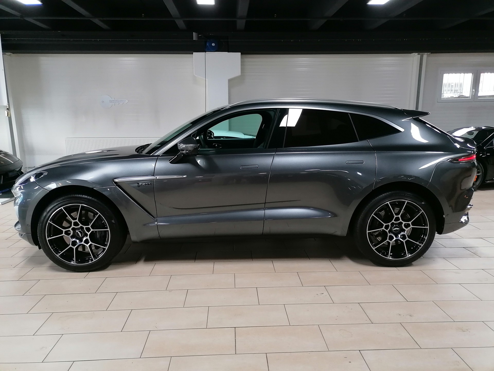 ASTON MARTIN DBX 4.0 V8 Bi-Turbo 1 of 500-image-4