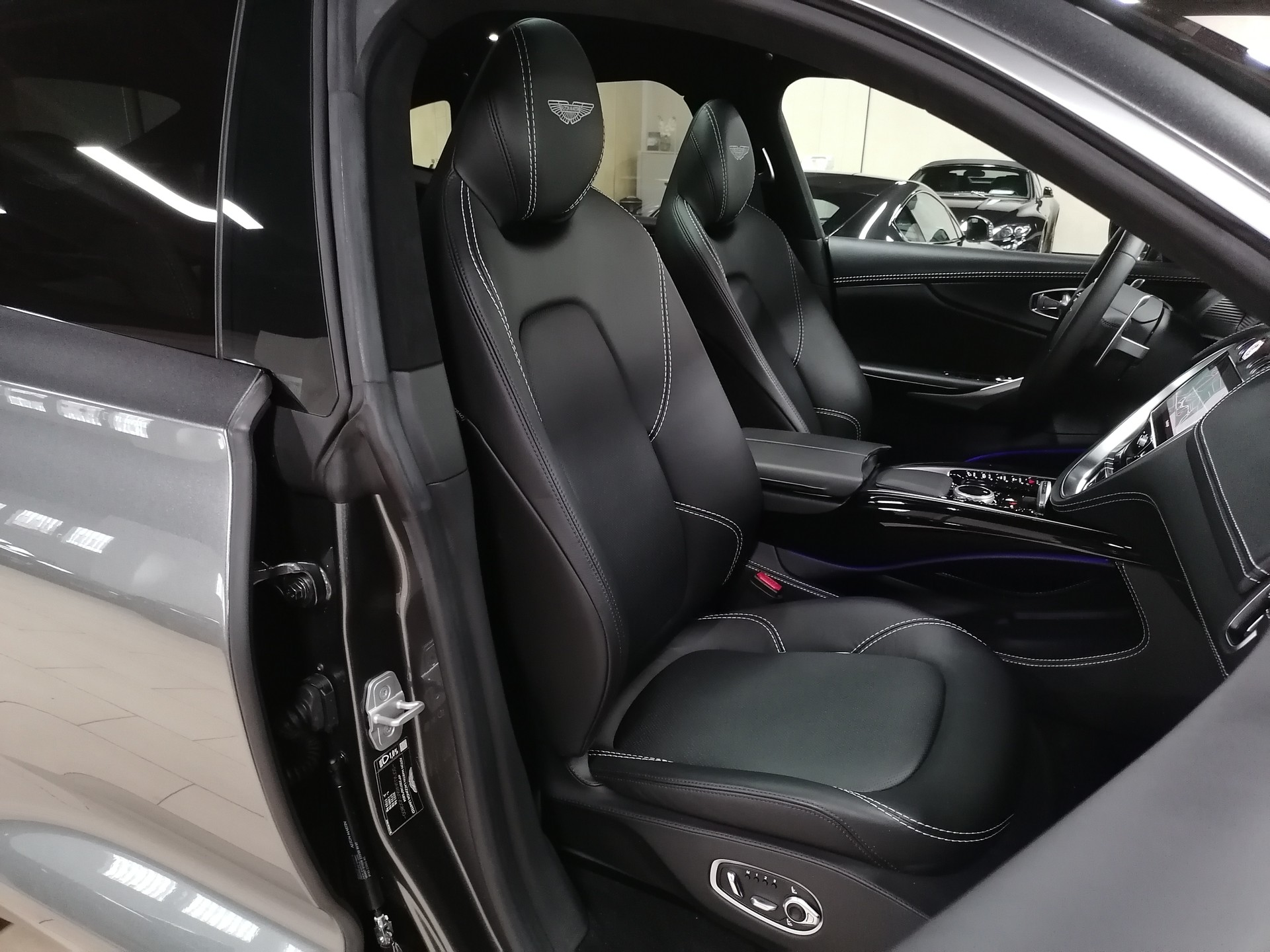 ASTON MARTIN DBX 4.0 V8 Bi-Turbo 1 of 500-image-10