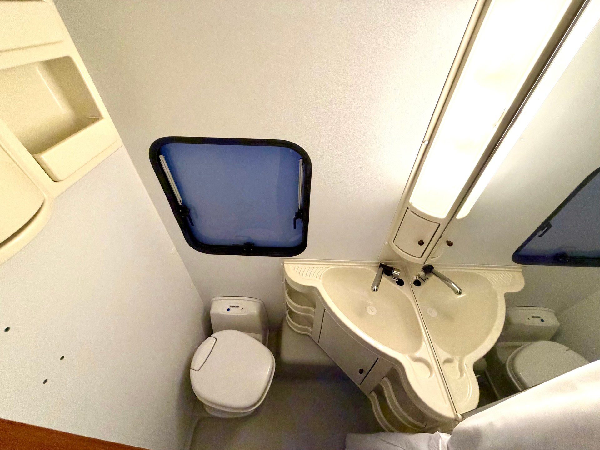 ADRIA 472 LU-showroom-element-3