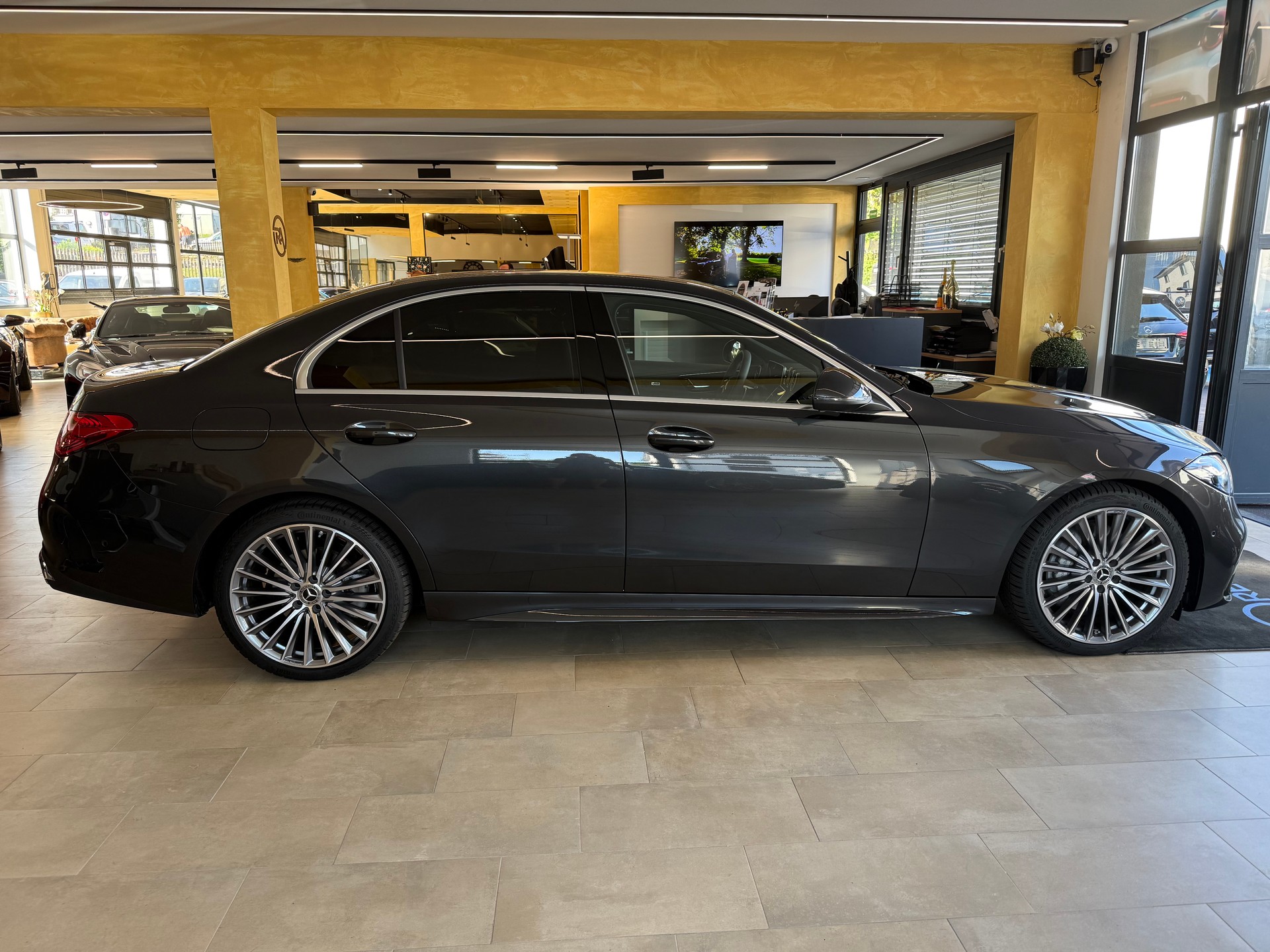 MERCEDES-BENZ C 300 d AMG Line-showroom-element-2