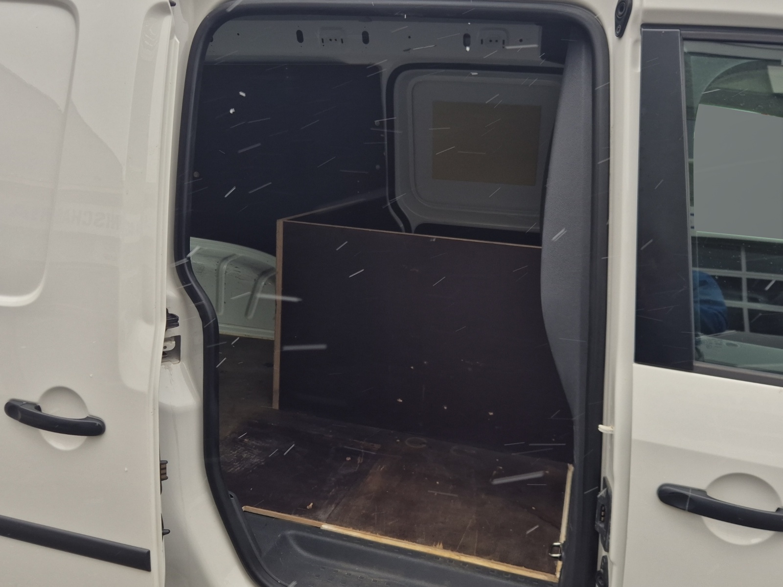 VW Caddy Maxi 2.0 TDI 4Motion-image-13