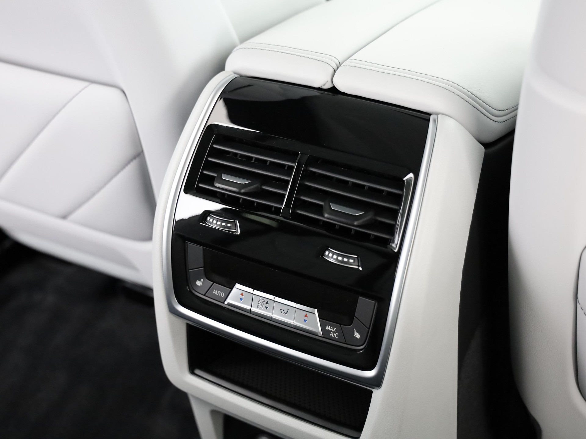 BMW XM Label Plug-in Hybrid-image-14