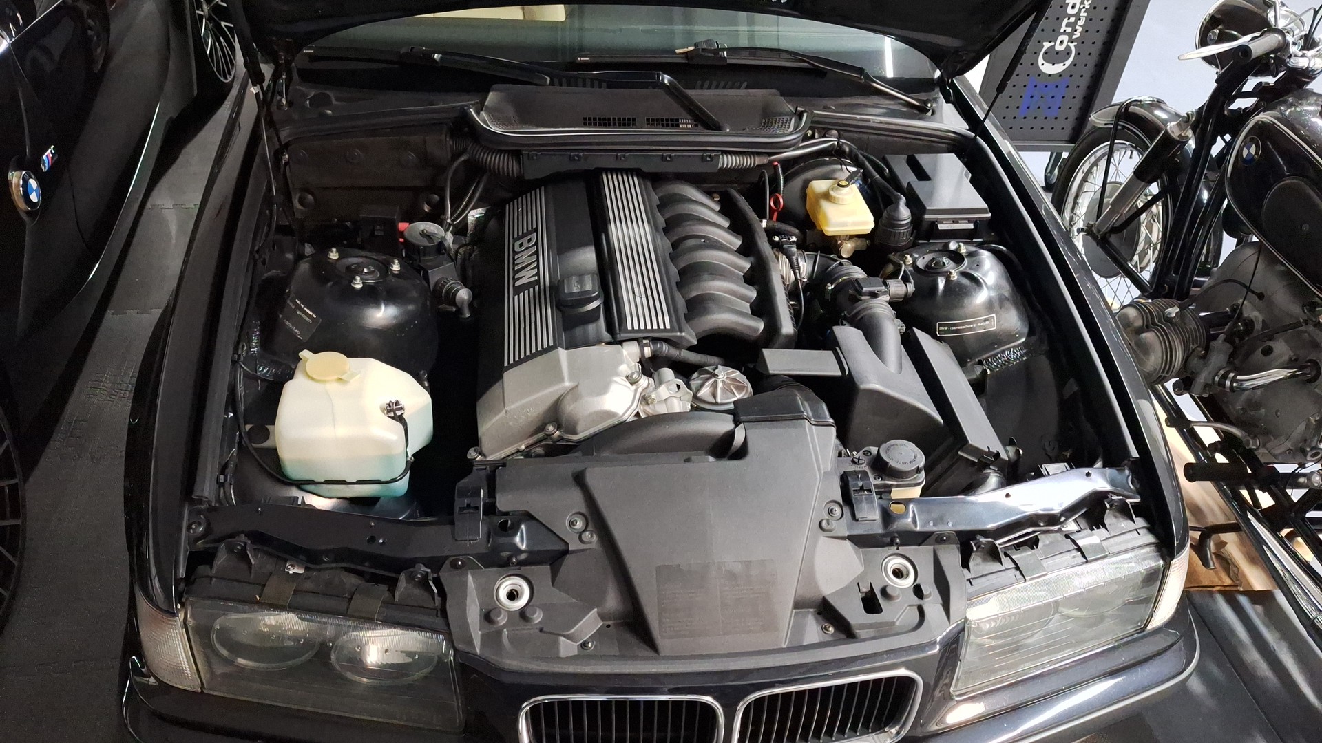 BMW 320i-image-3