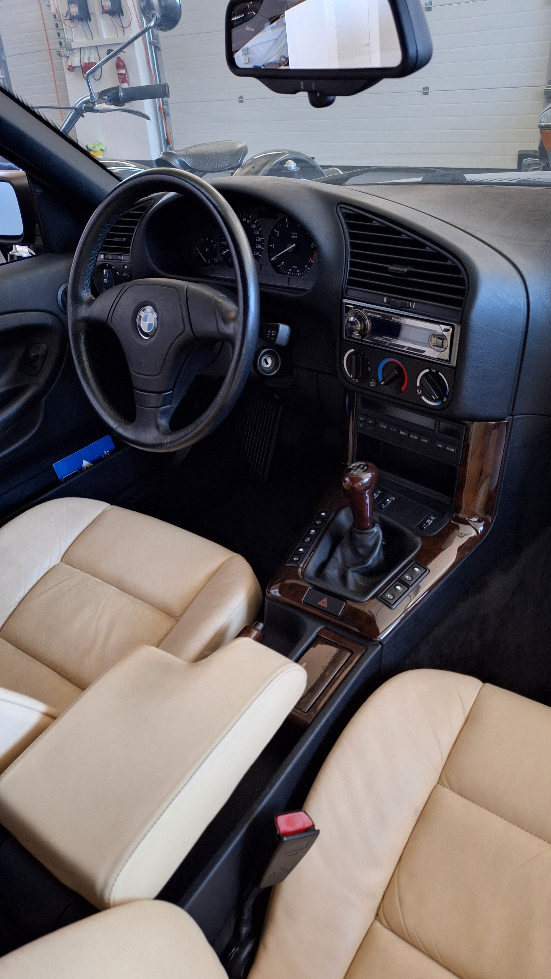 BMW 320i-image-1