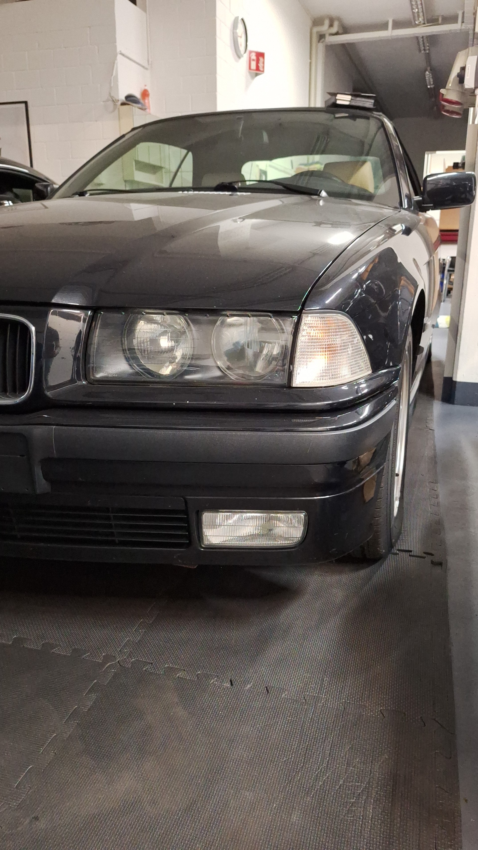 BMW 320i-image-5