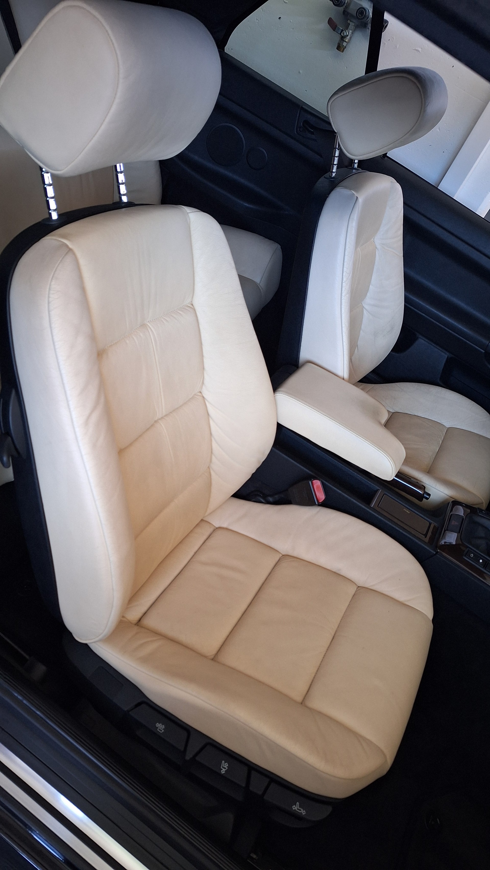 BMW 320i-image-2
