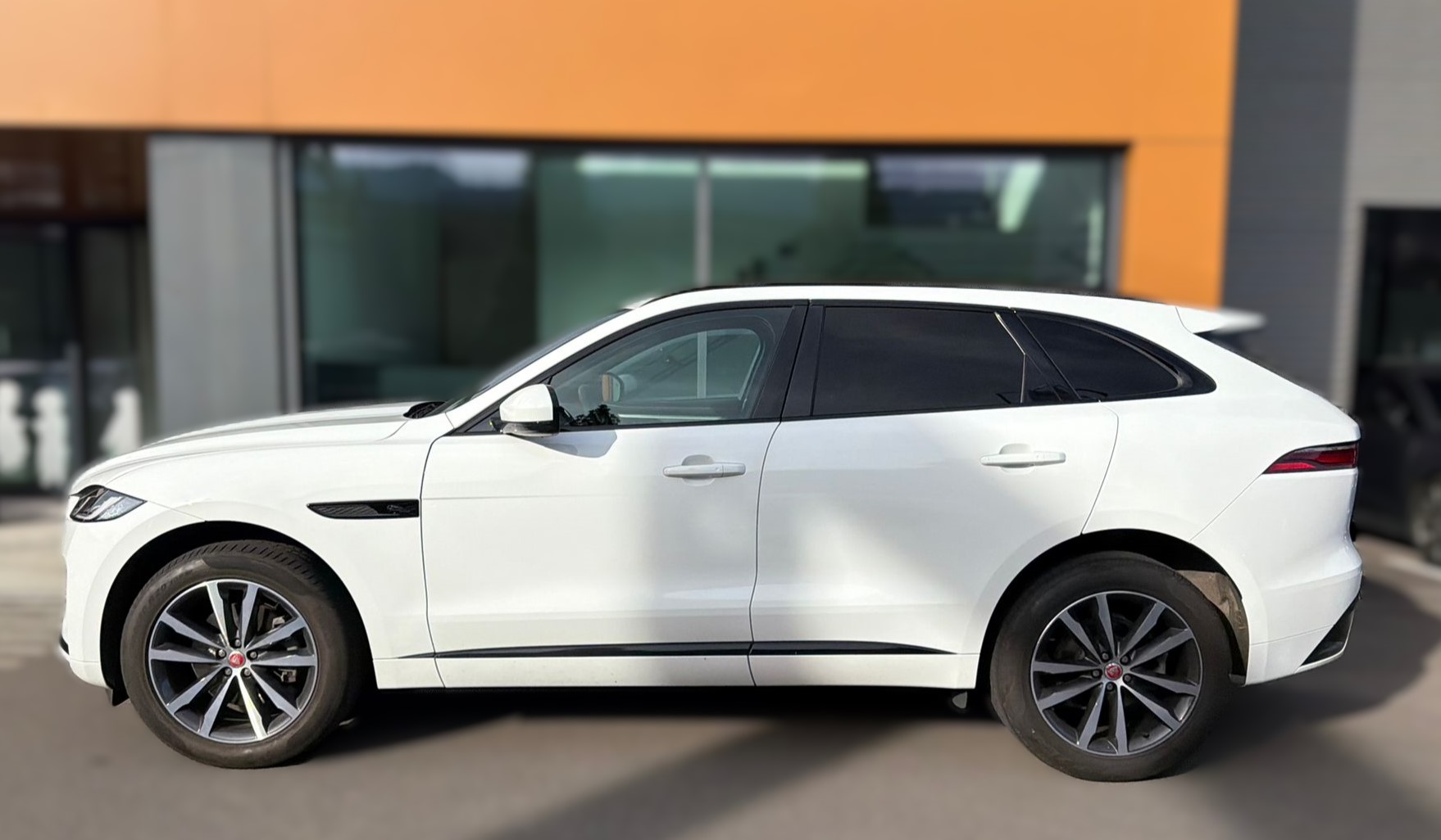 JAGUAR F-Pace 2.0 I4 250 R-Dynamic SE AWD-showroom-element-3