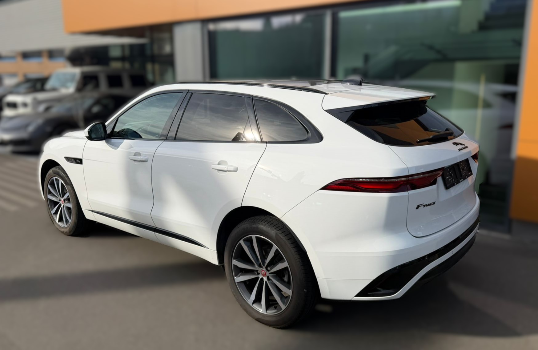 JAGUAR F-Pace 2.0 I4 250 R-Dynamic SE AWD-showroom-element-2