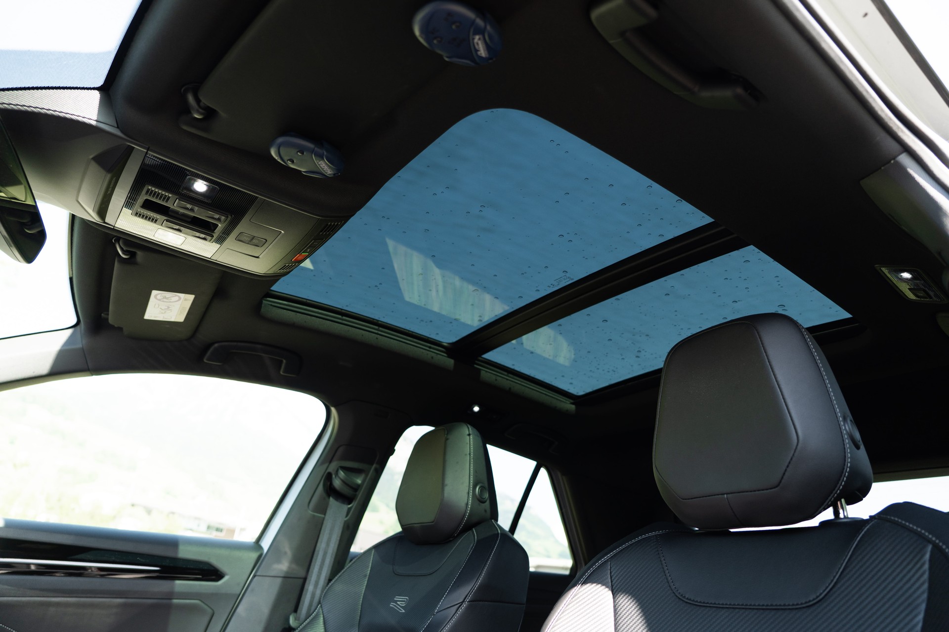 VW 2.0 TSI R-Line DSG 4motion-image-3