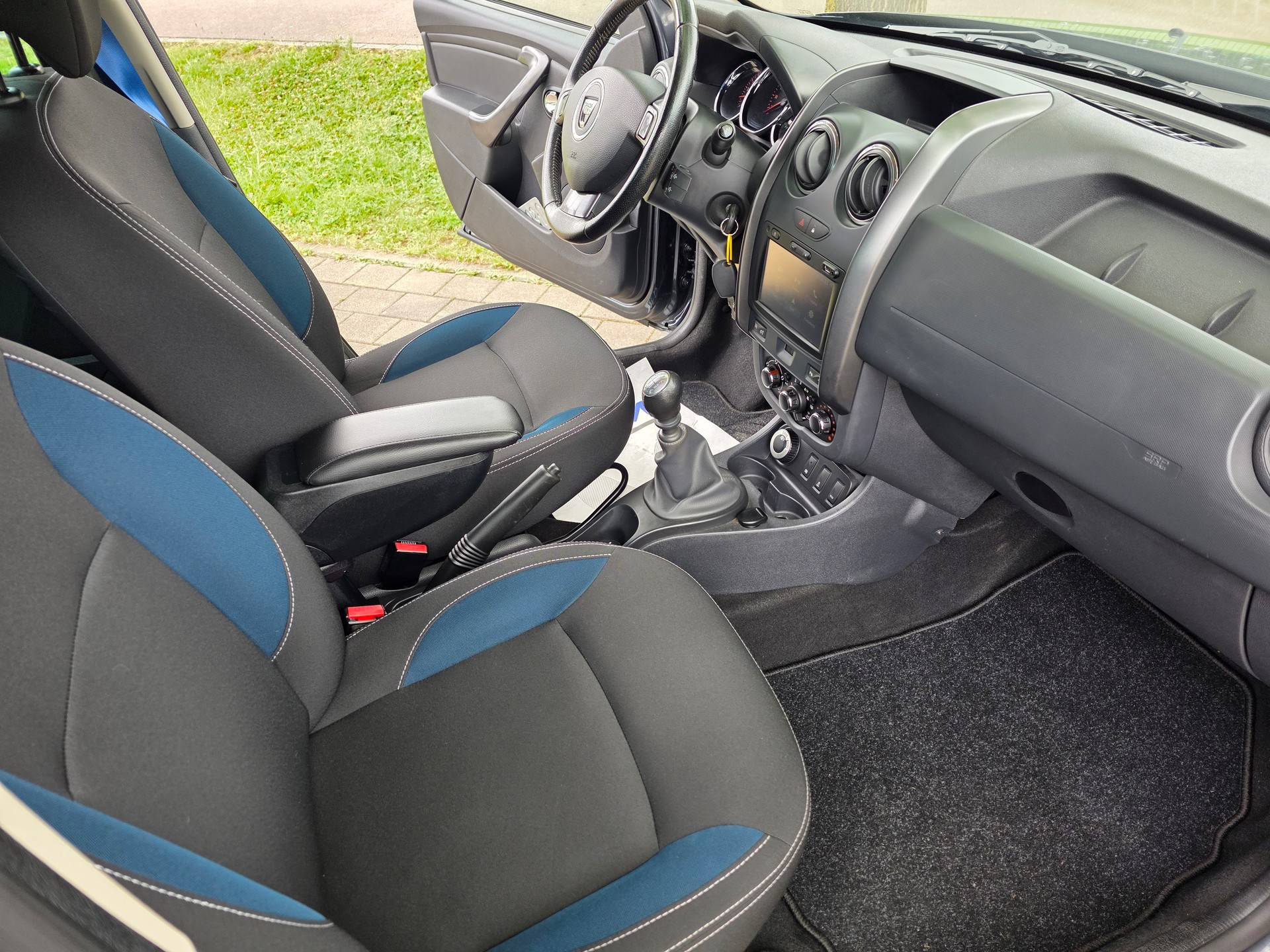 DACIA Duster 1.5 dCi Celebration 4x4-image-18