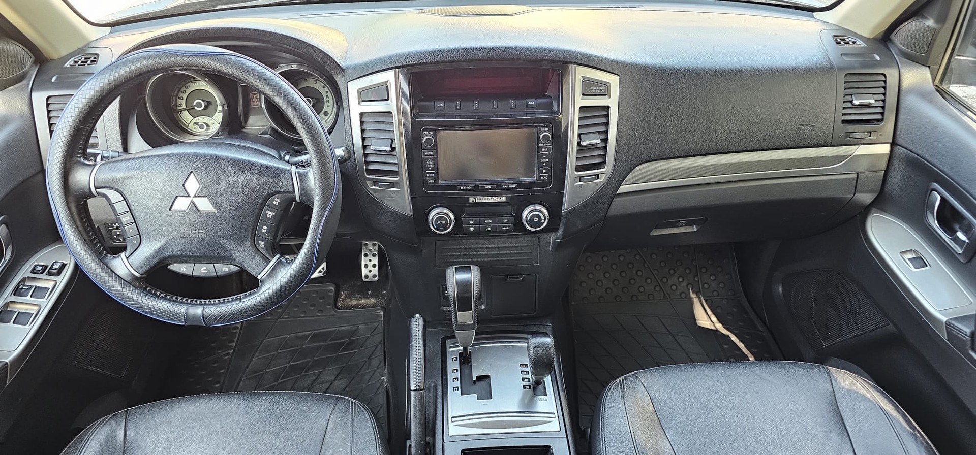 MITSUBISHI Pajero 3.2 DI-D Style Automatic-image-11