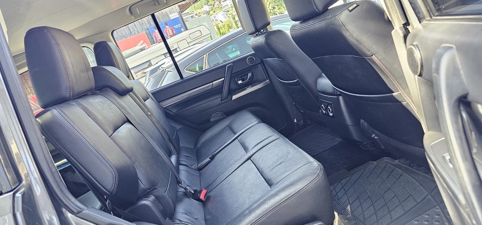 MITSUBISHI Pajero 3.2 DI-D Style Automatic-image-9