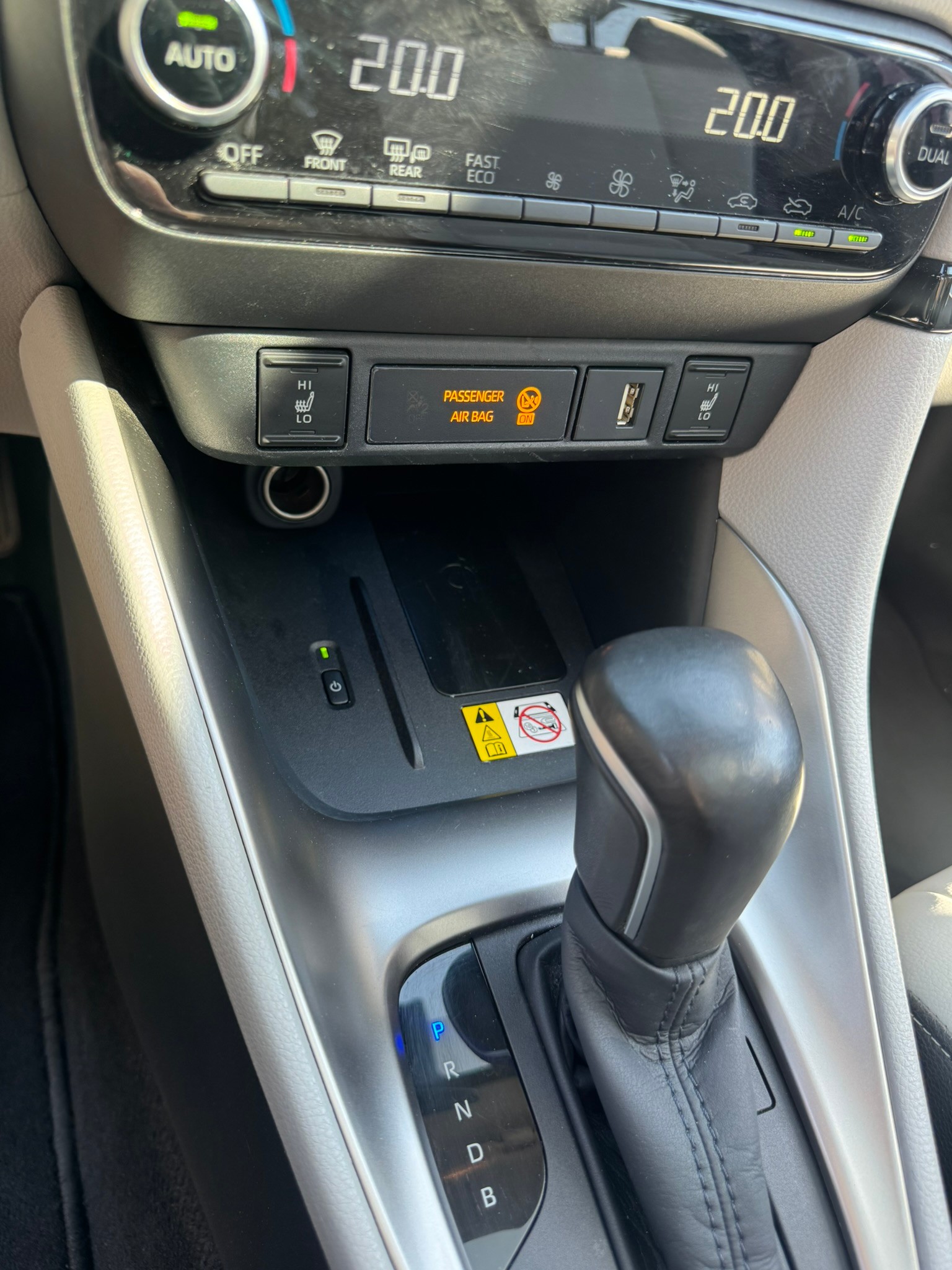TOYOTA Yaris 1.5 Premium e-CVT-image-12