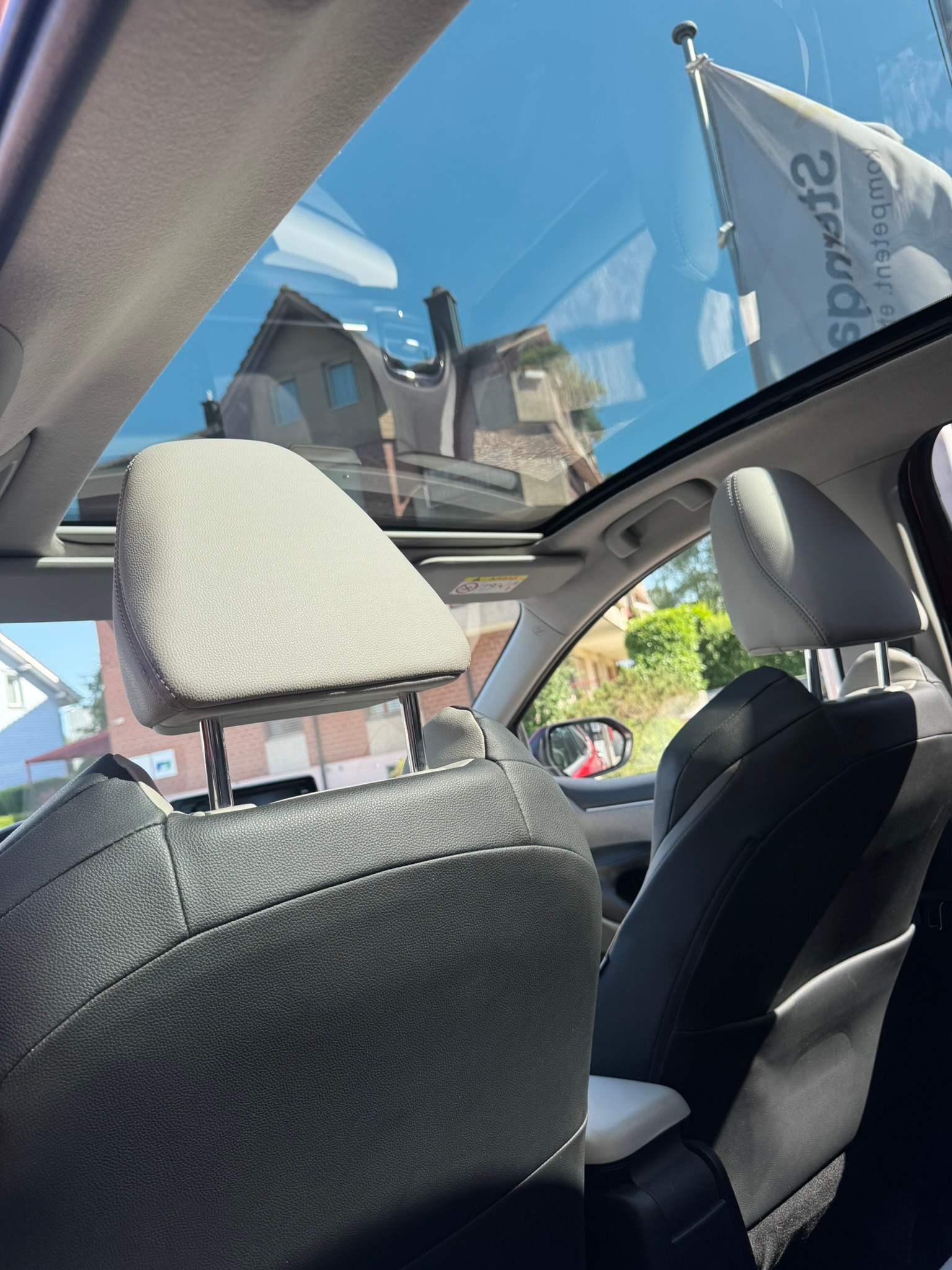 TOYOTA Yaris 1.5 Premium e-CVT-image-9
