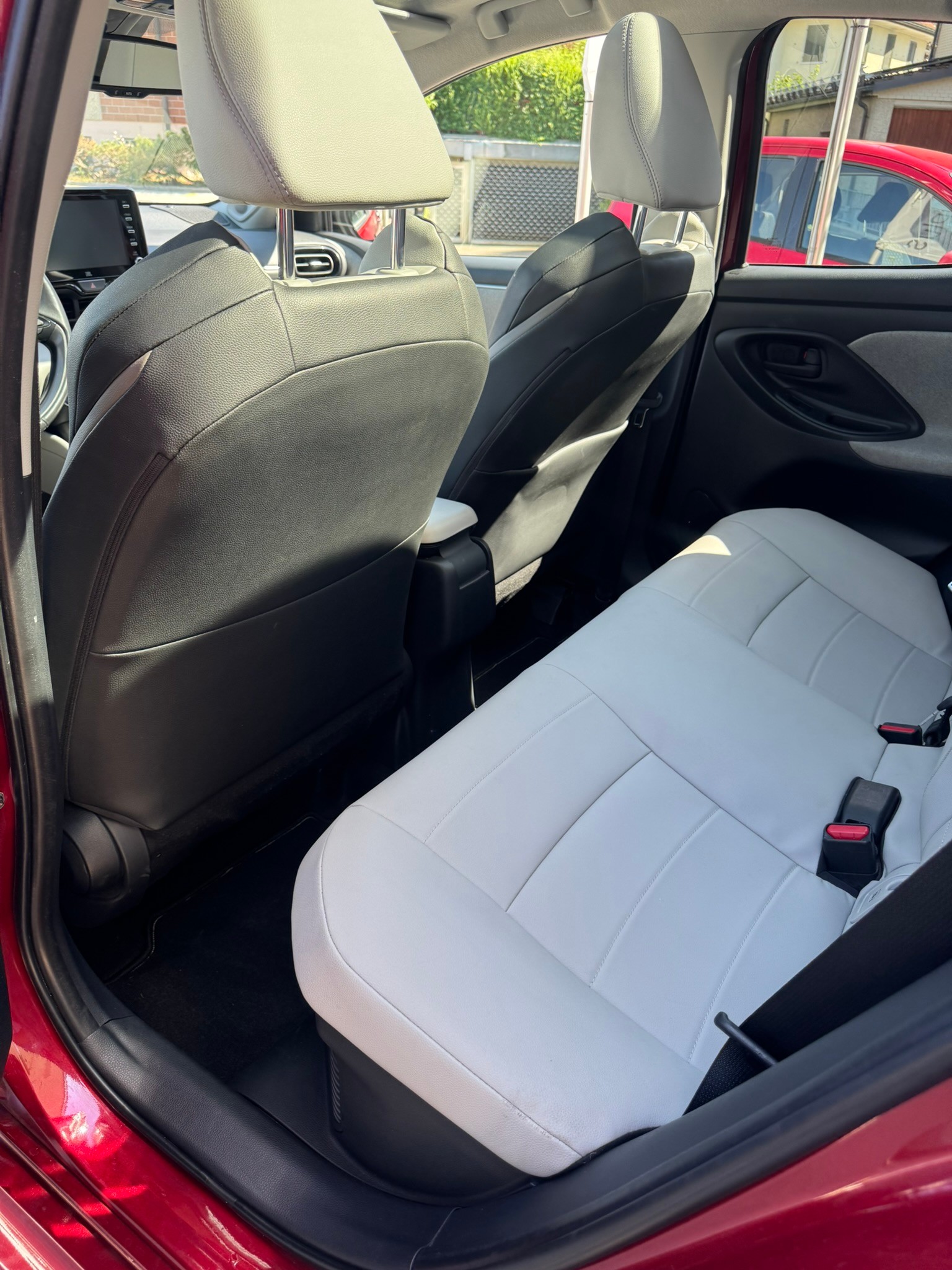 TOYOTA Yaris 1.5 Premium e-CVT-image-8