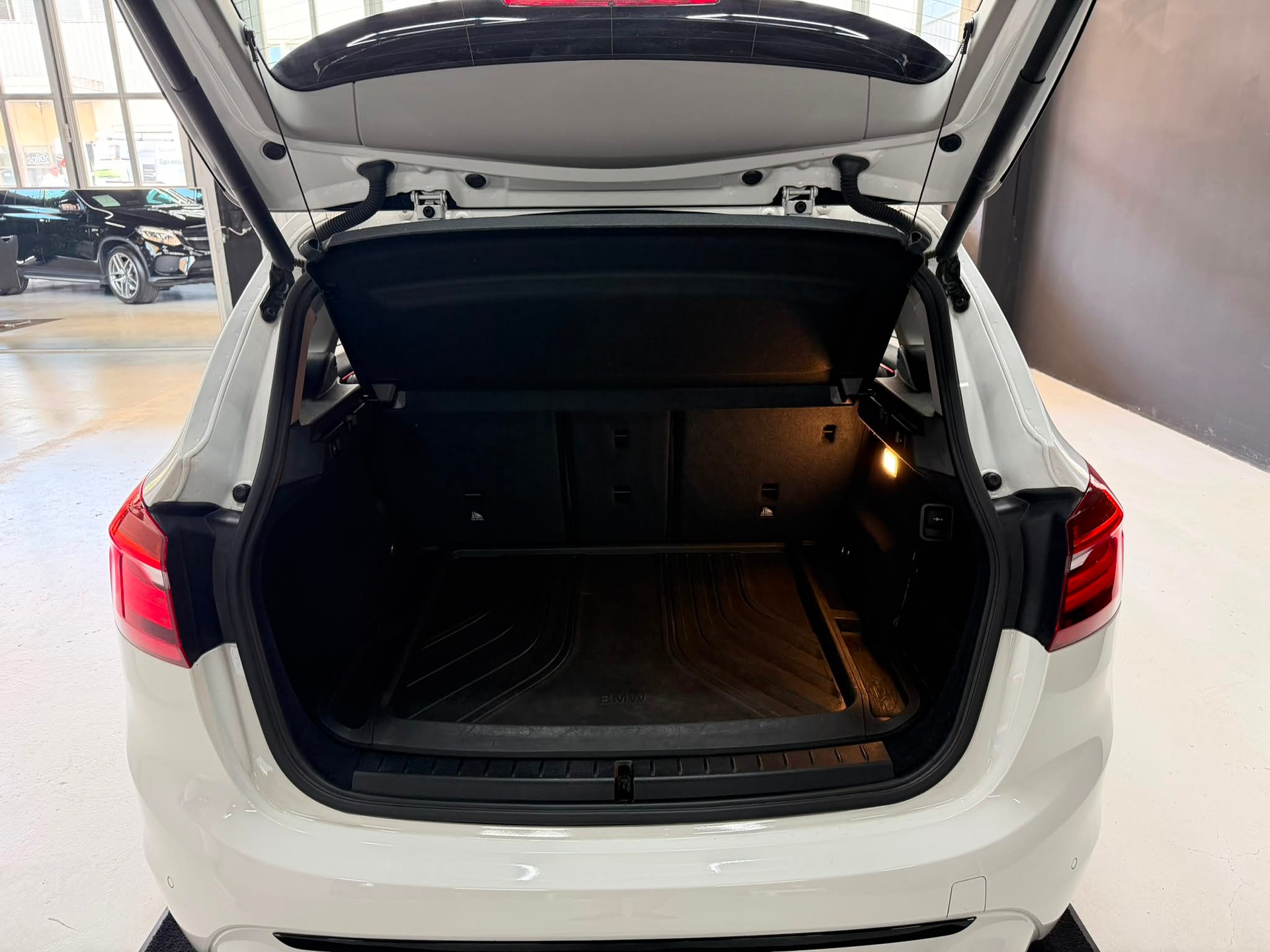 BMW 218d xDrive Active Tourer Steptronic Sport Line-image-11