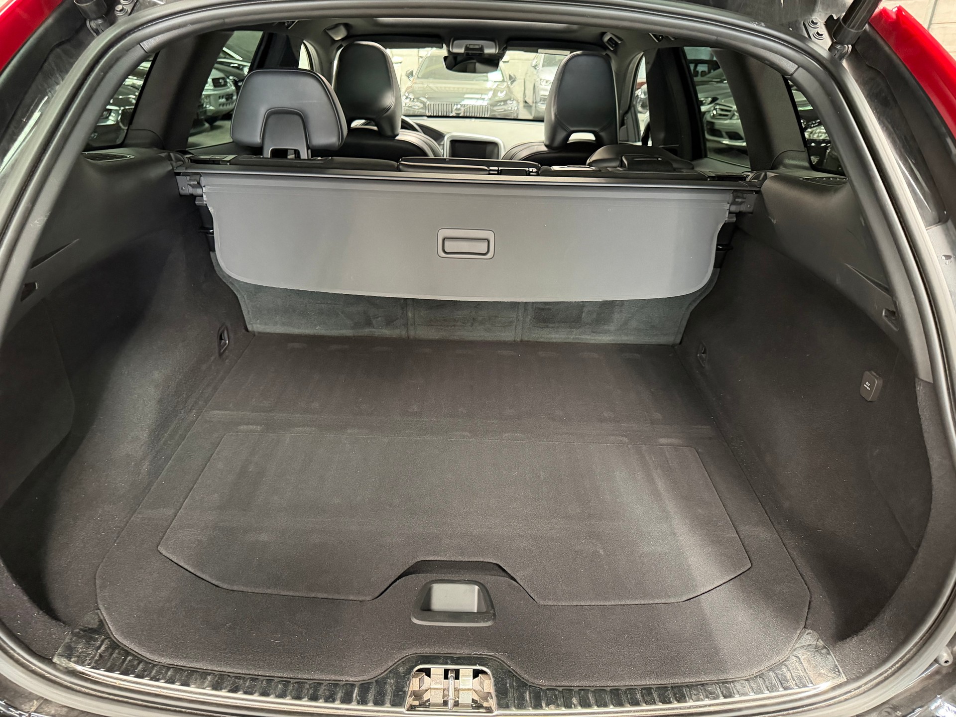 VOLVO XC60 D4 Momentum R-Design Geartronic-image-20