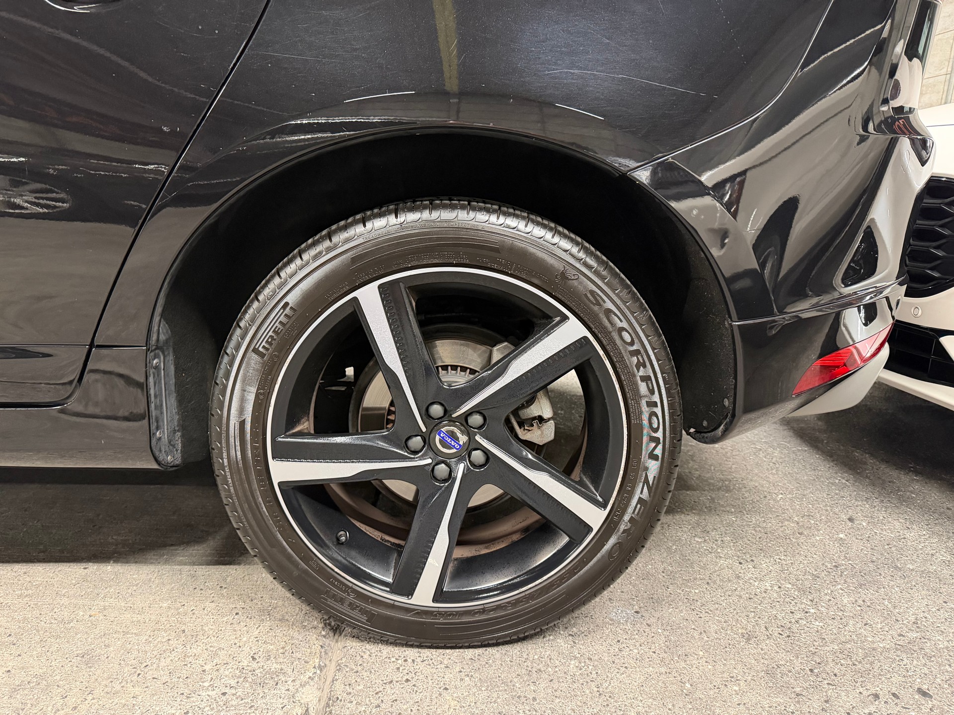 VOLVO XC60 D4 Momentum R-Design Geartronic-image-22