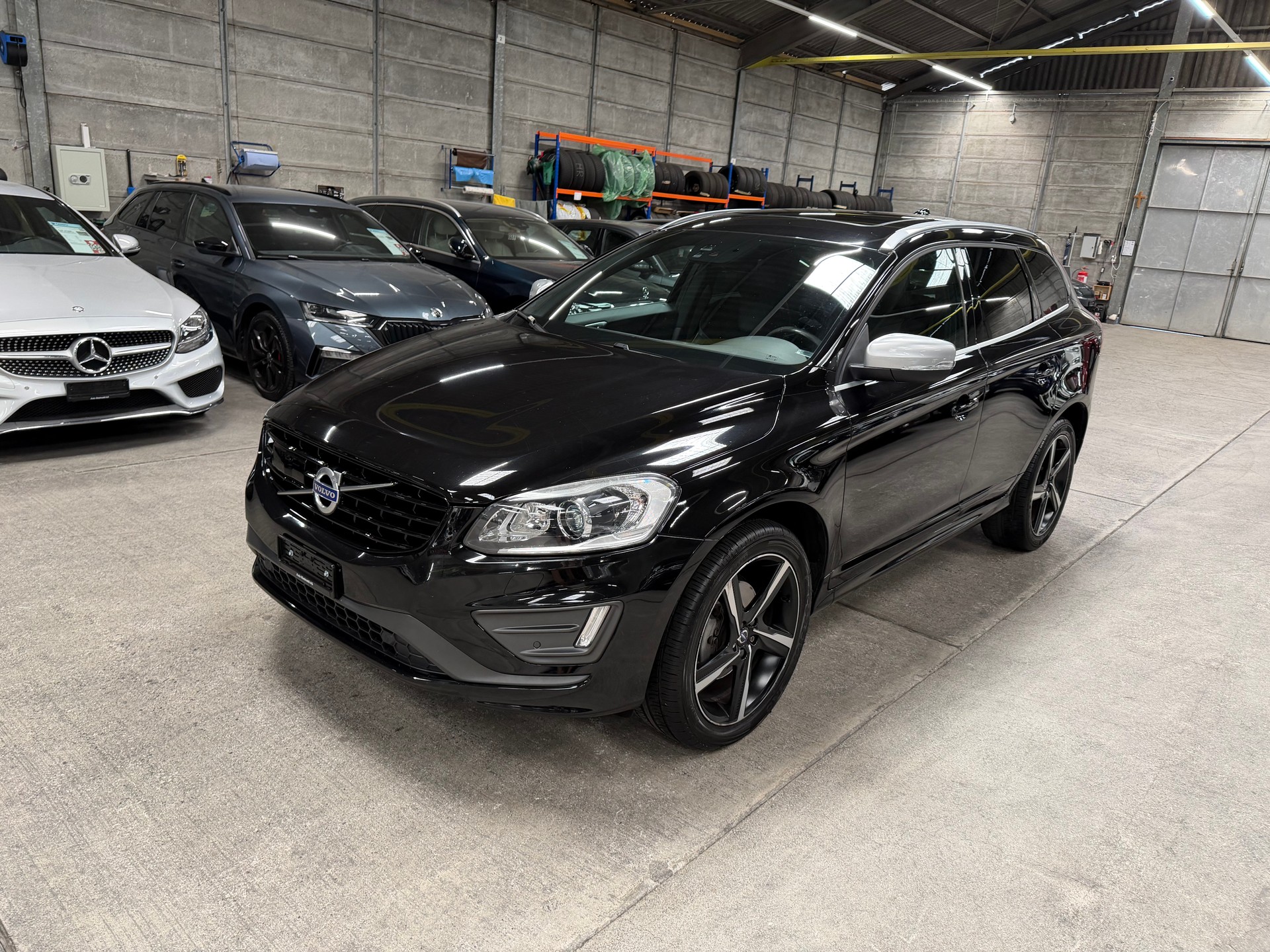 VOLVO XC60 D4 Momentum R-Design Geartronic-image-7