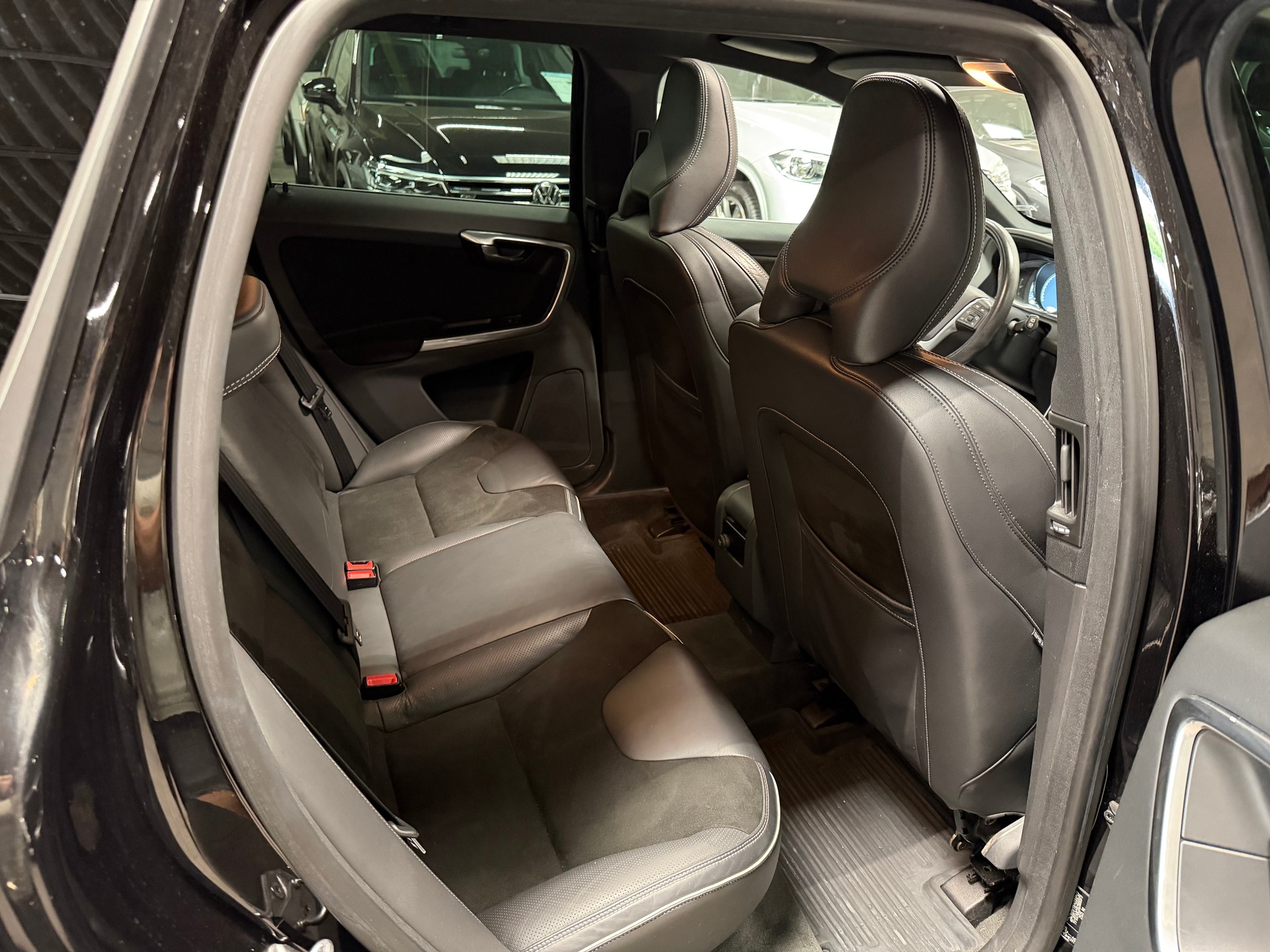 VOLVO XC60 D4 Momentum R-Design Geartronic-image-17