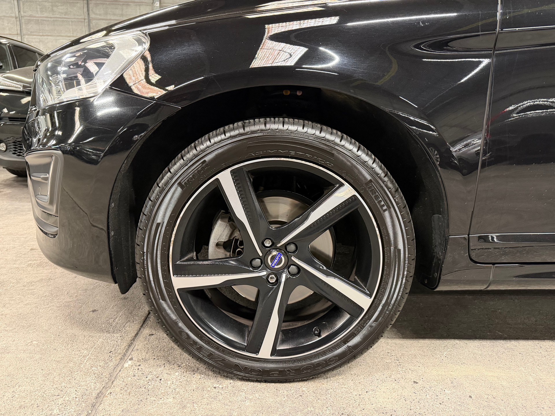 VOLVO XC60 D4 Momentum R-Design Geartronic-image-21