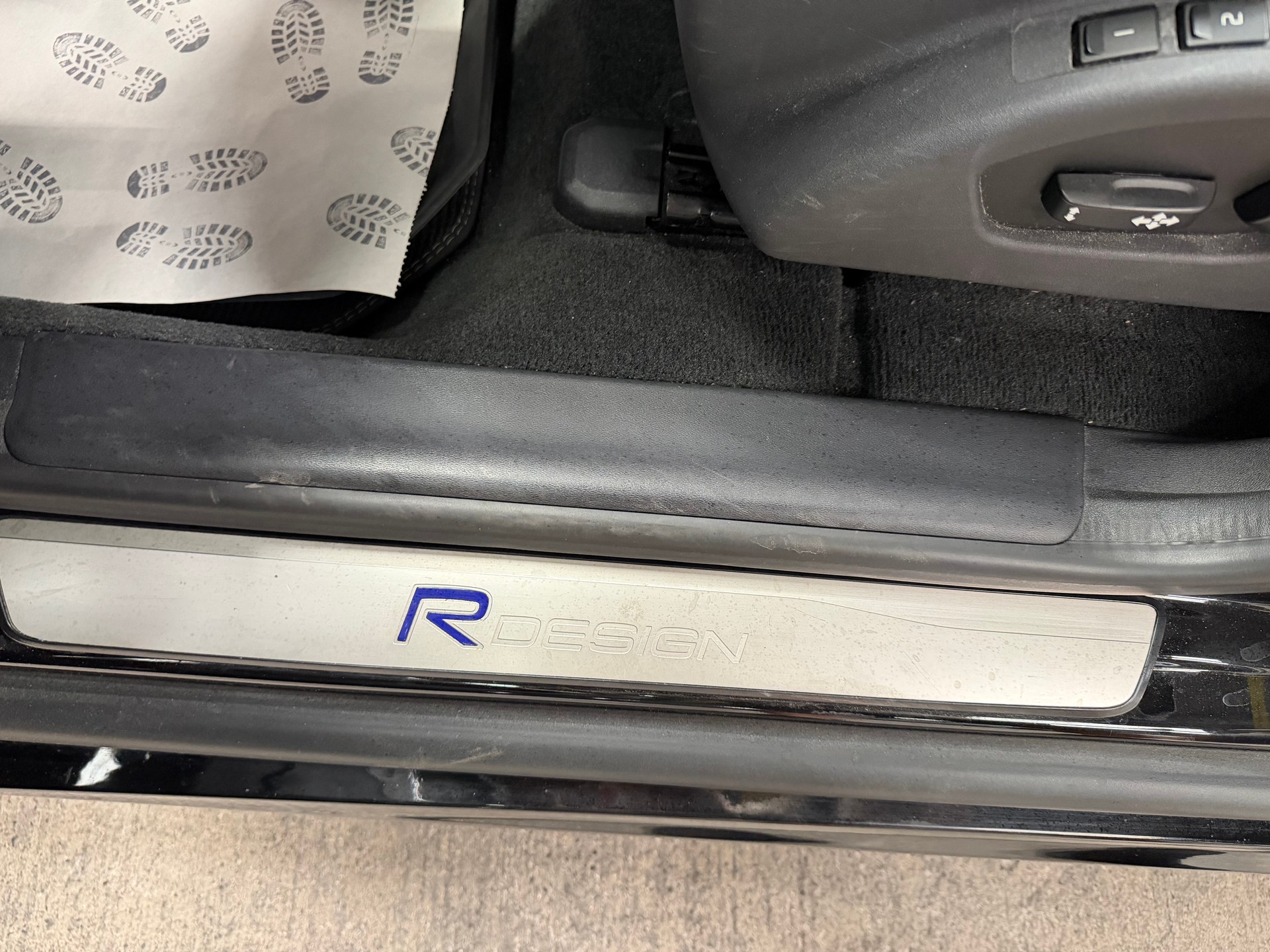 VOLVO XC60 D4 Momentum R-Design Geartronic-image-14
