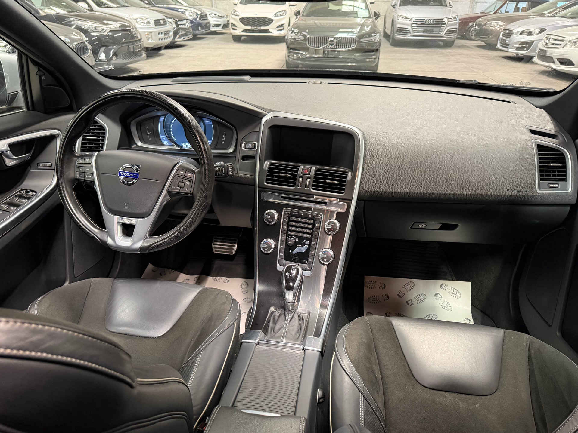 VOLVO XC60 D4 Momentum R-Design Geartronic-image-18