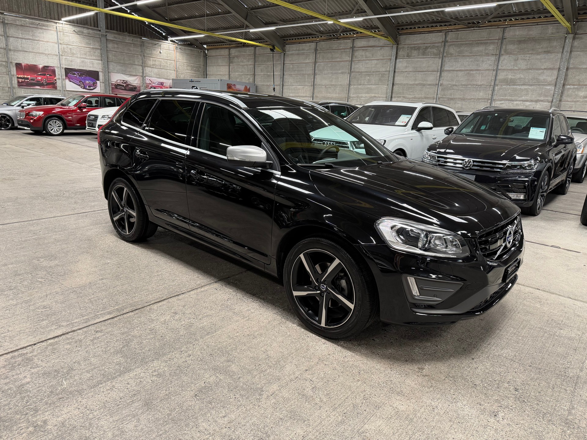 VOLVO XC60 D4 Momentum R-Design Geartronic-image-1
