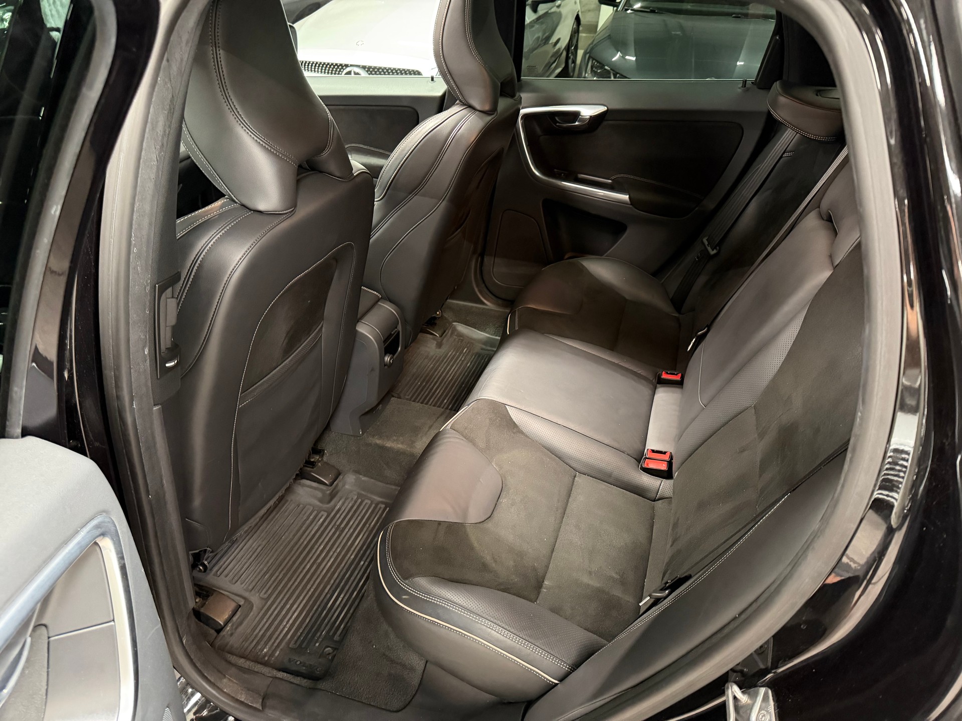 VOLVO XC60 D4 Momentum R-Design Geartronic-image-16