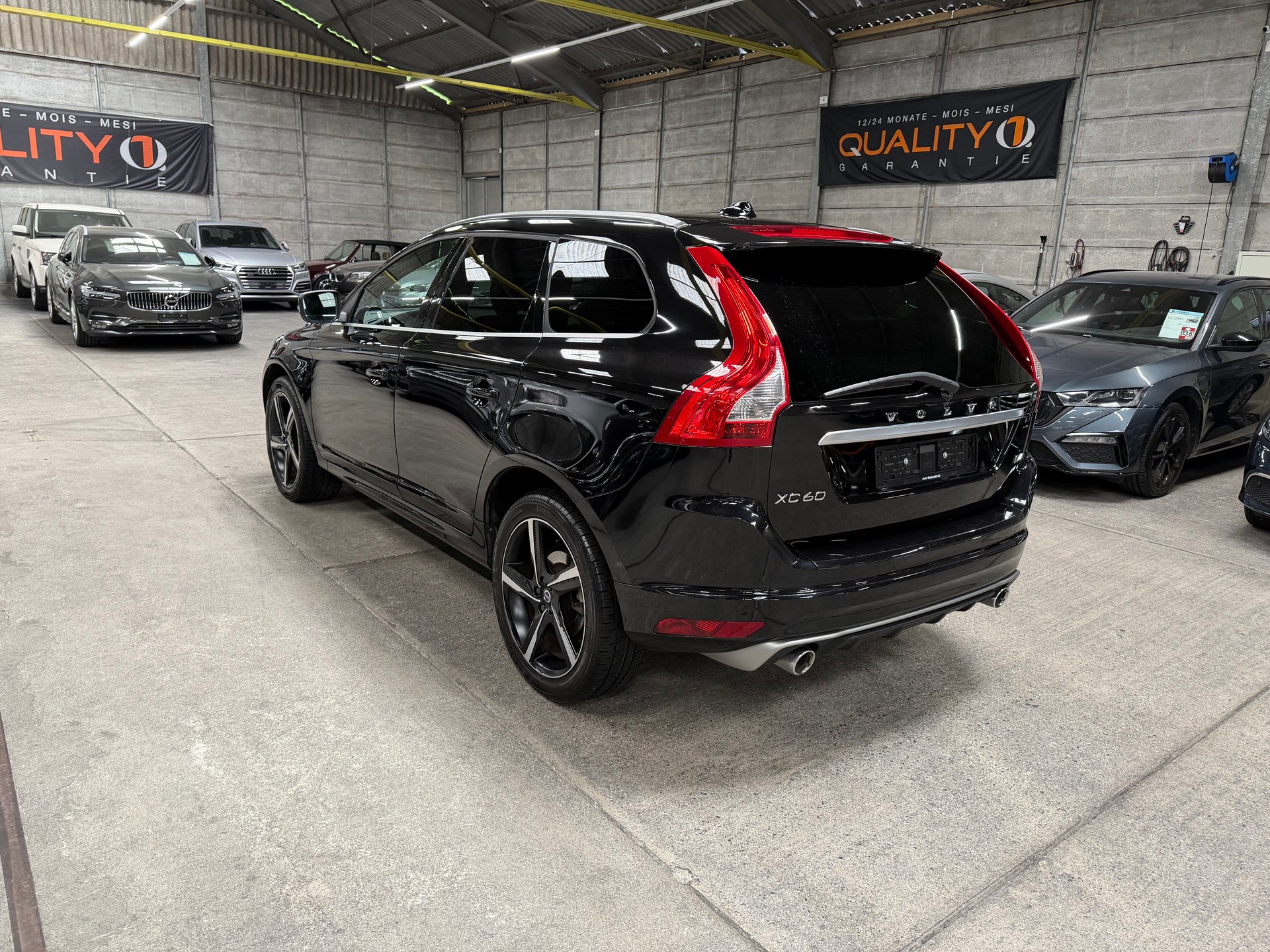 VOLVO XC60 D4 Momentum R-Design Geartronic-image-5