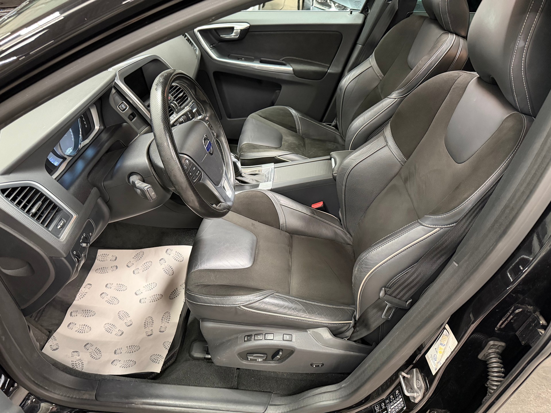 VOLVO XC60 D4 Momentum R-Design Geartronic-image-12