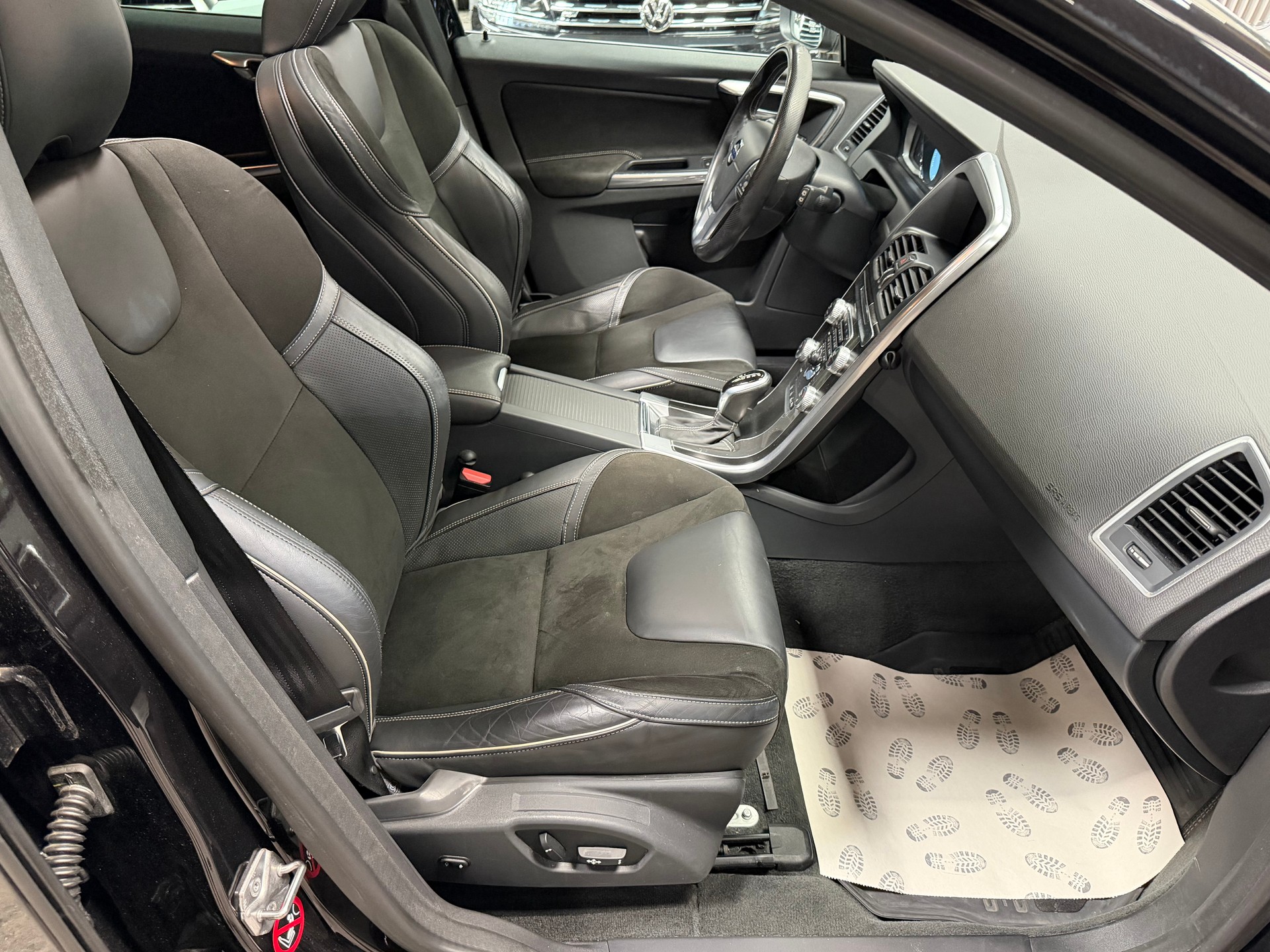 VOLVO XC60 D4 Momentum R-Design Geartronic-image-19