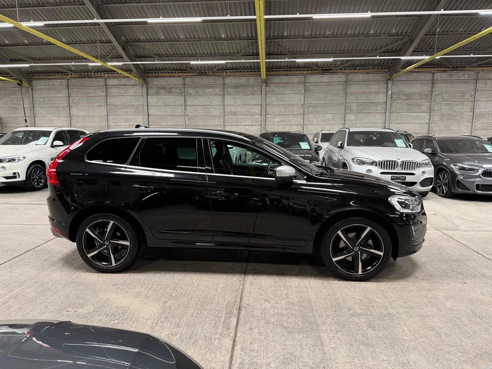 VOLVO XC60 D4 Momentum R-Design Geartronic-image-2
