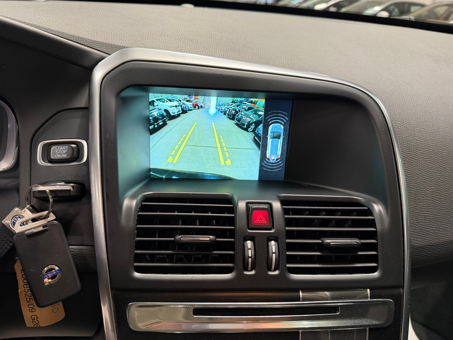VOLVO XC60 D4 Momentum R-Design Geartronic-image-9