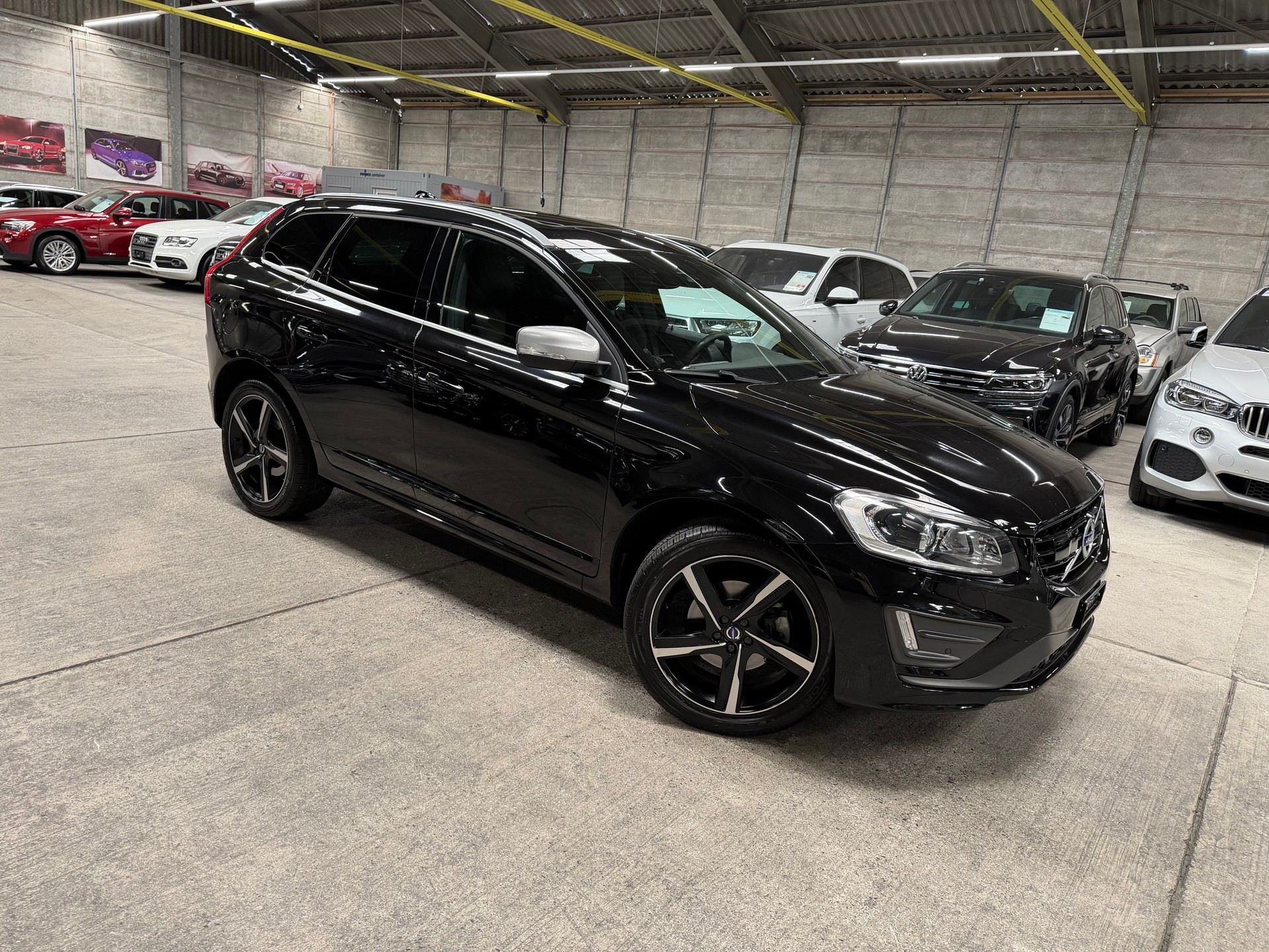 VOLVO XC60 D4 Momentum R-Design Geartronic-image-0