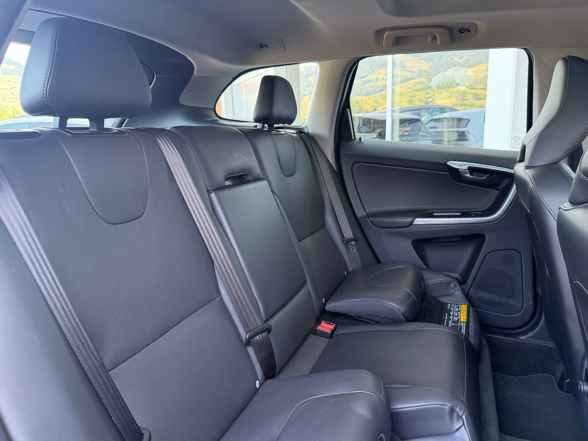 VOLVO XC60 D4 AWD Summum Geartronic-image-6