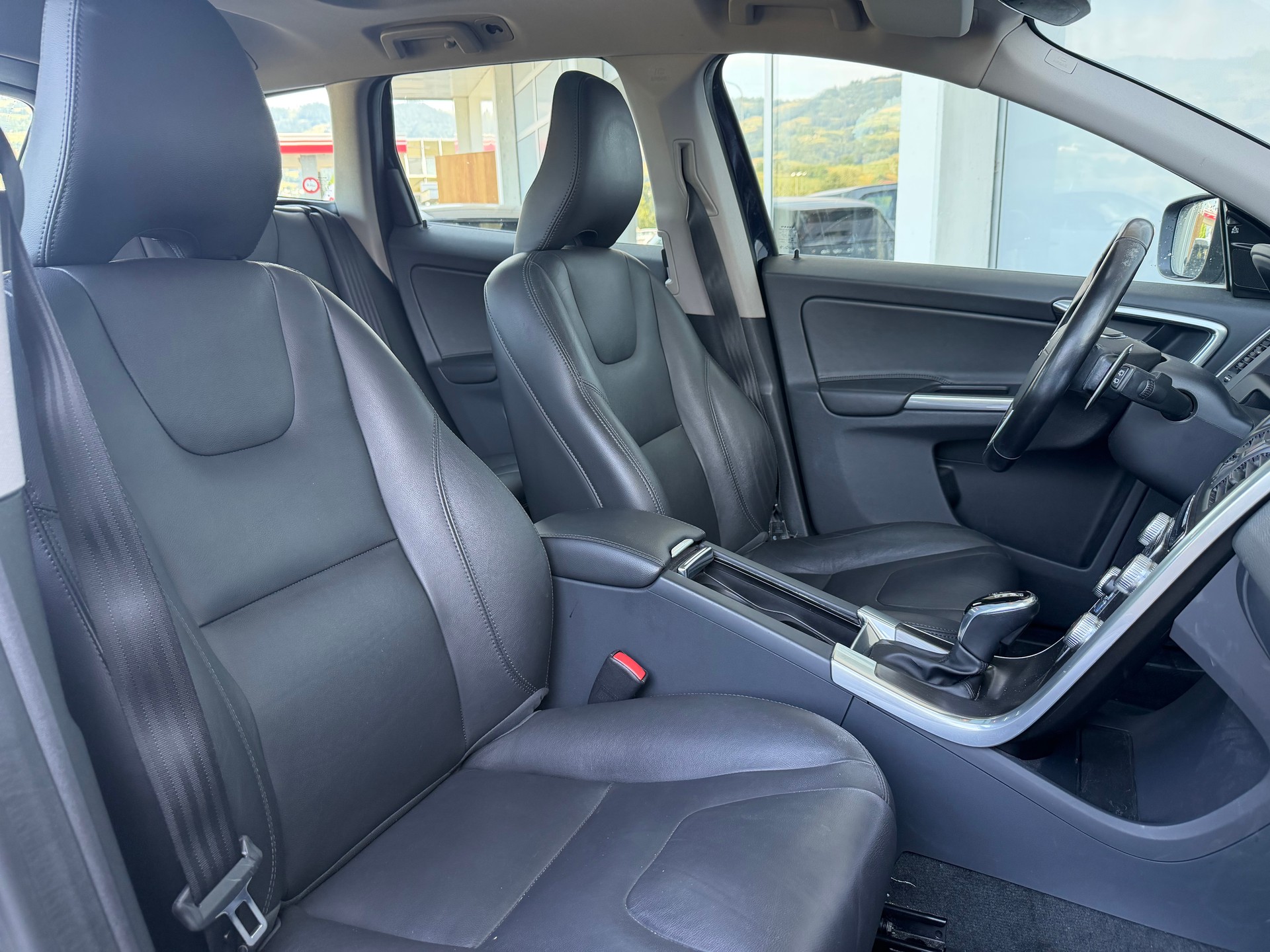 VOLVO XC60 D4 AWD Summum Geartronic-image-3