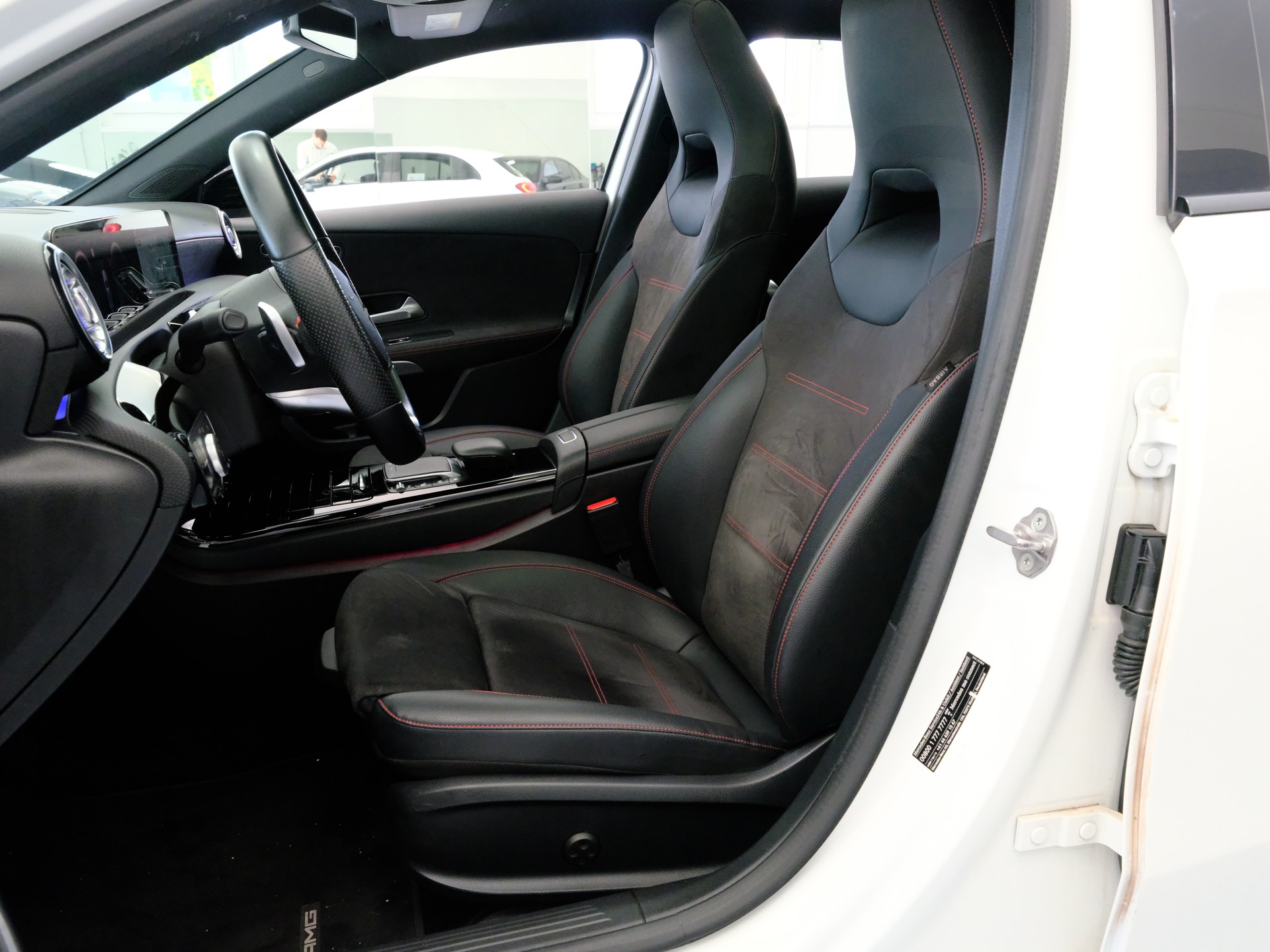 MERCEDES-BENZ A 180 AMG Line 7G-DCT-image-9