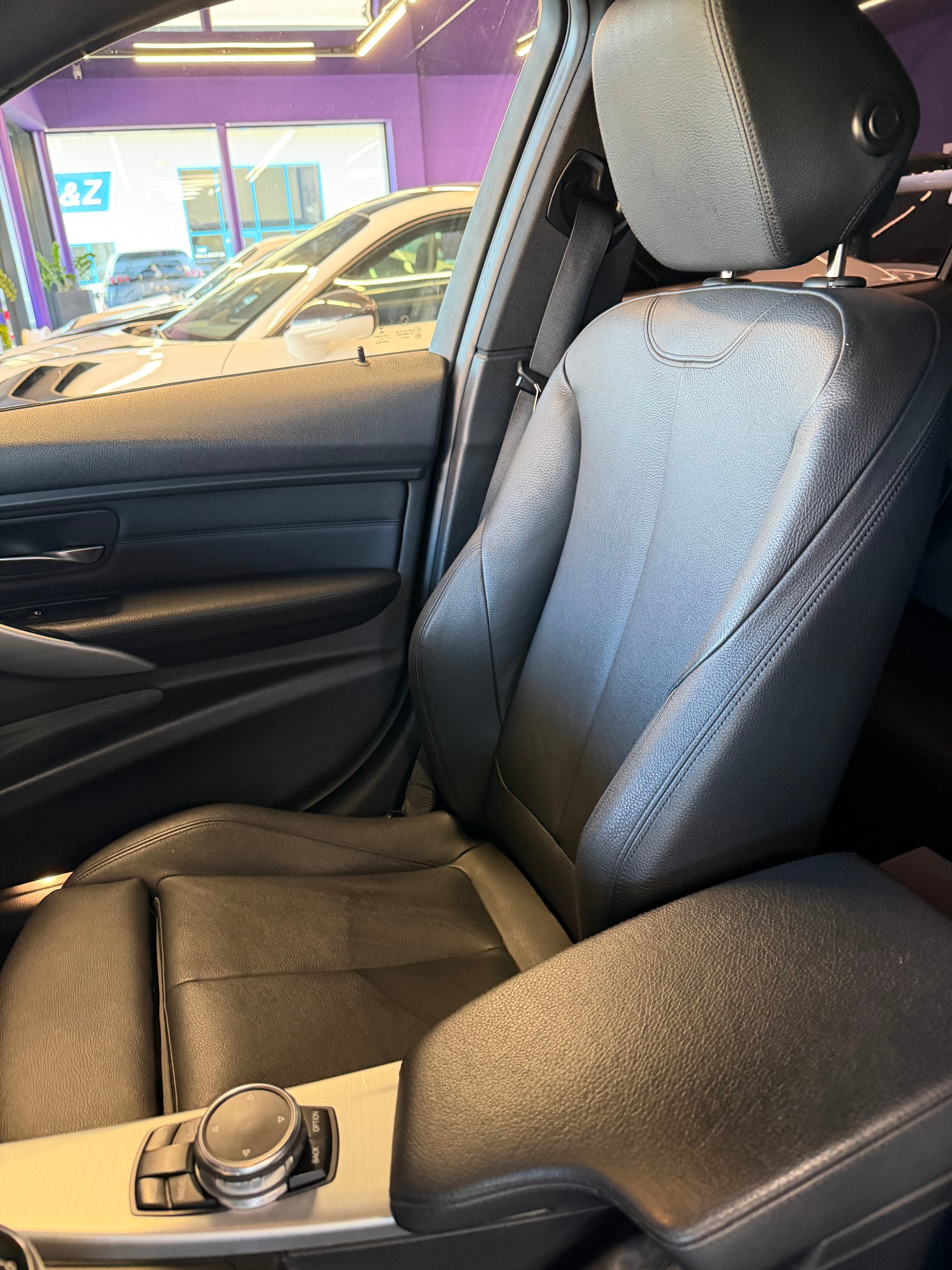 BMW 335i xDrive Touring Steptronic-image-11