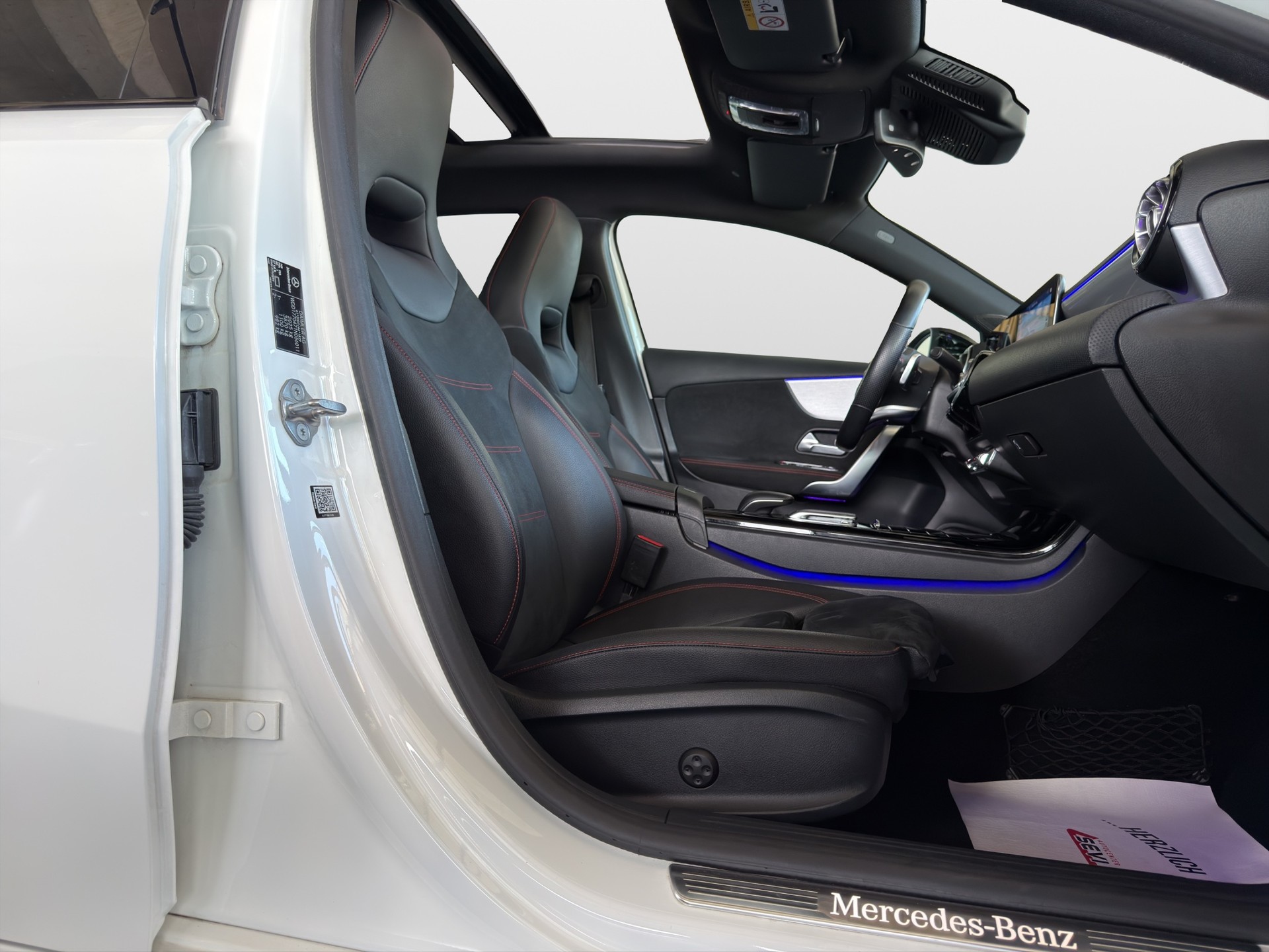 MERCEDES-BENZ A 250 4Matic AMG Line 4Matic 7G-DCT-image-15
