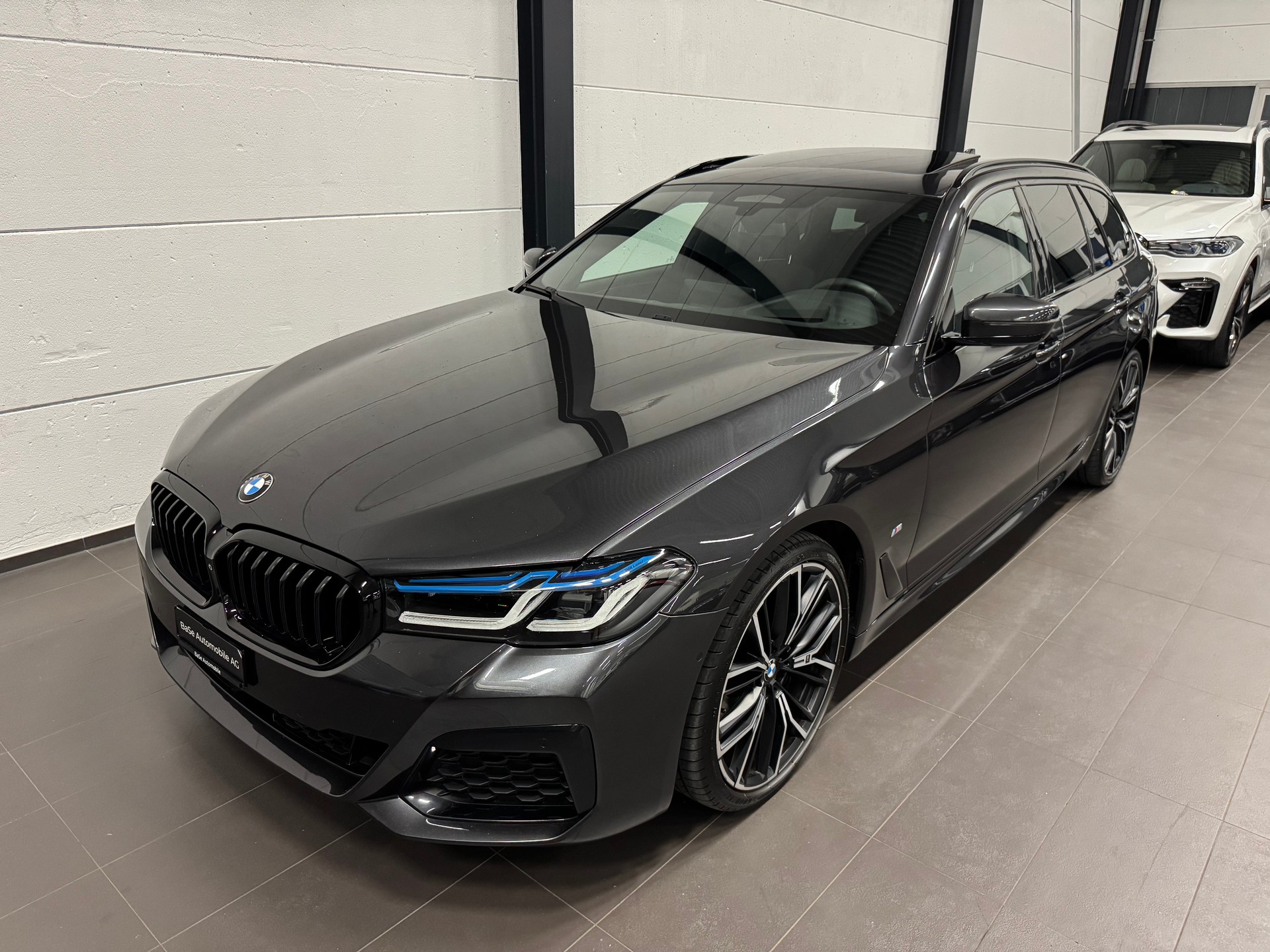 BMW 540d xDrive 48V Touring M Sport Steptronic-image-2