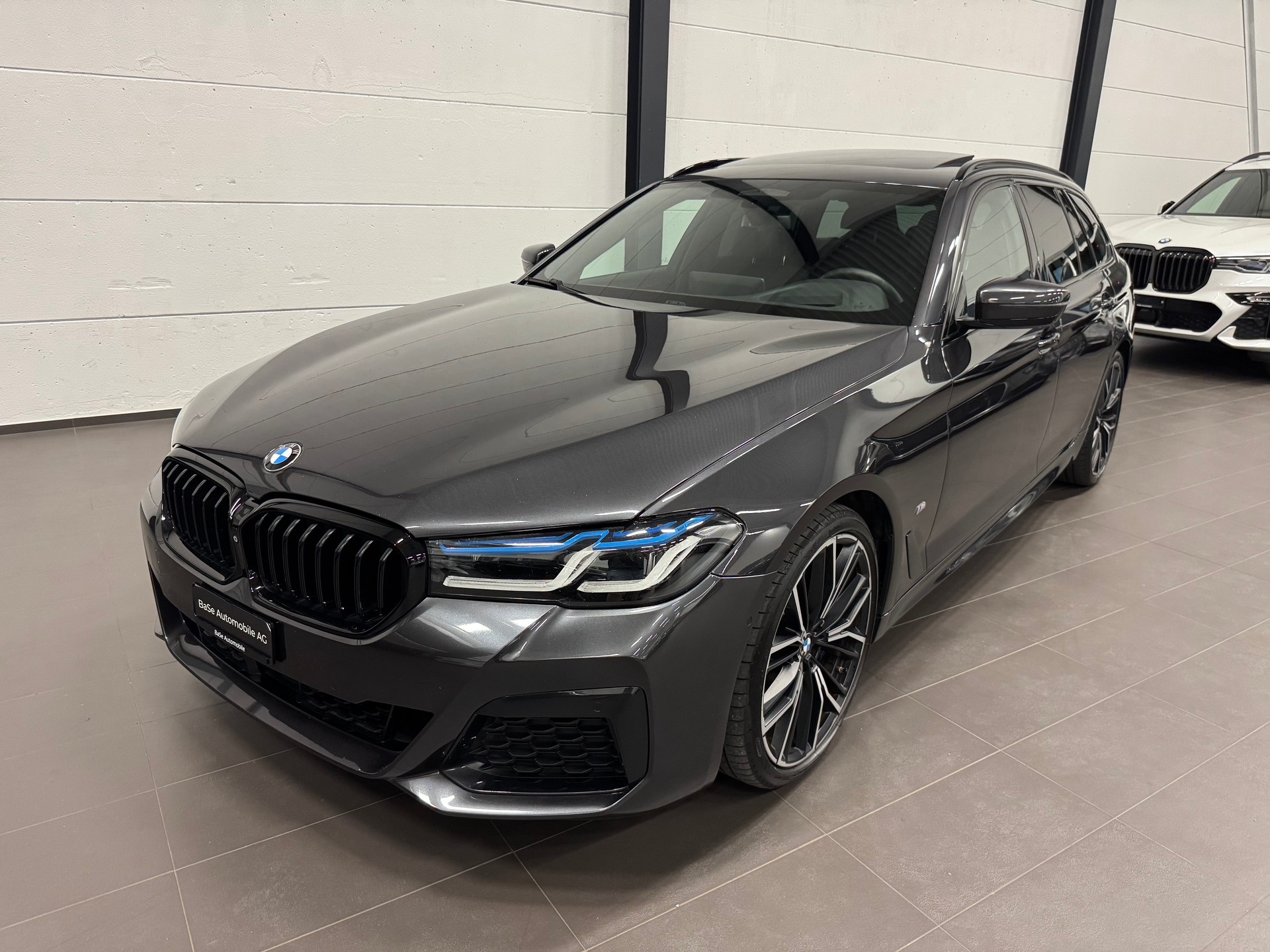 BMW 540d xDrive 48V Touring M Sport Steptronic-image-0