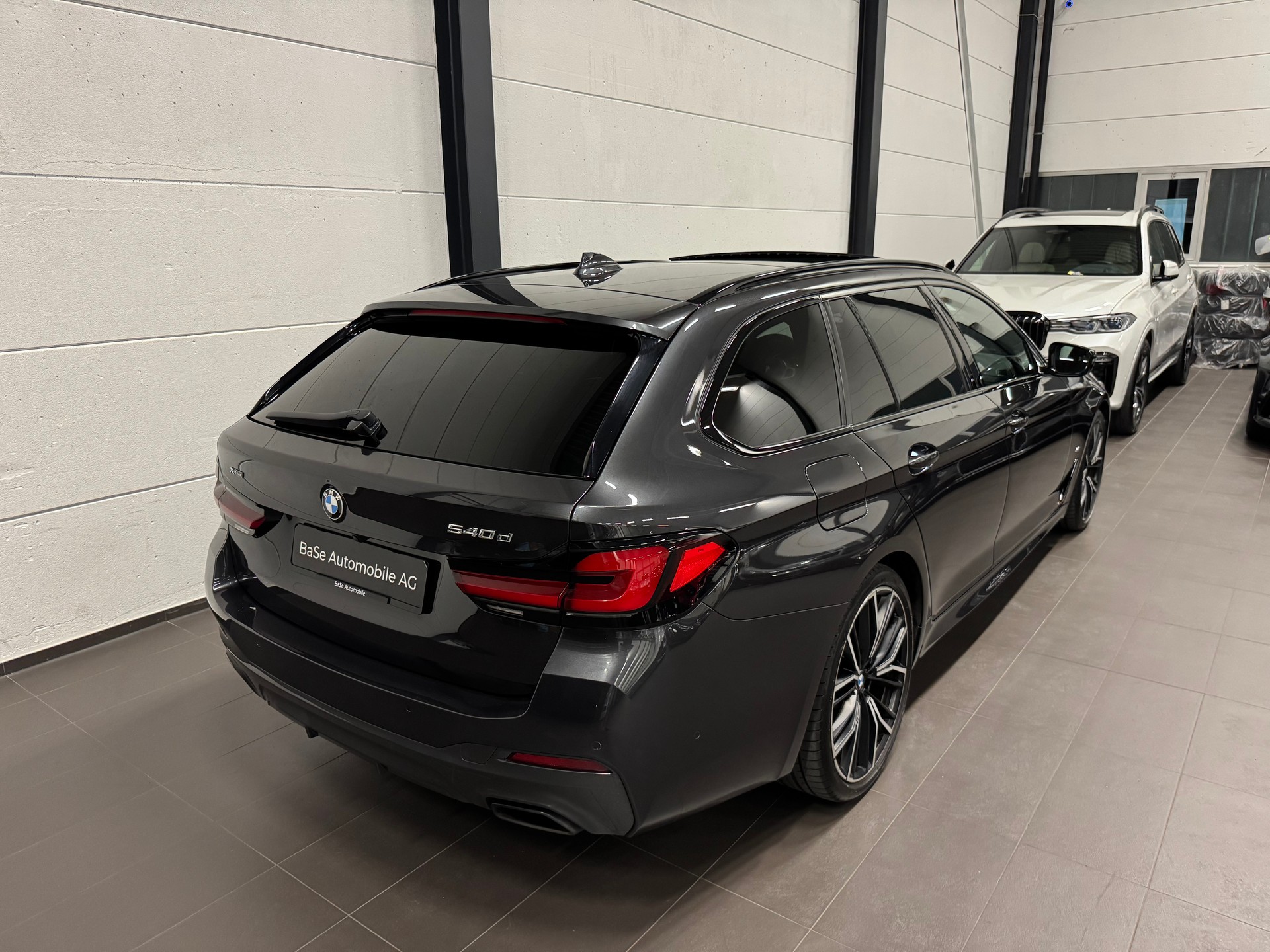 BMW 540d xDrive 48V Touring M Sport Steptronic-image-12