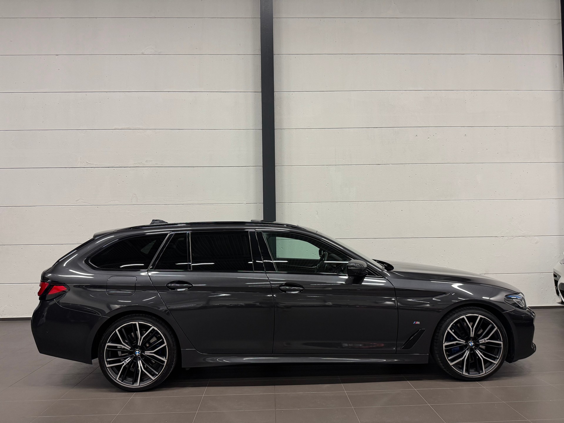 BMW 540d xDrive 48V Touring M Sport Steptronic-image-9