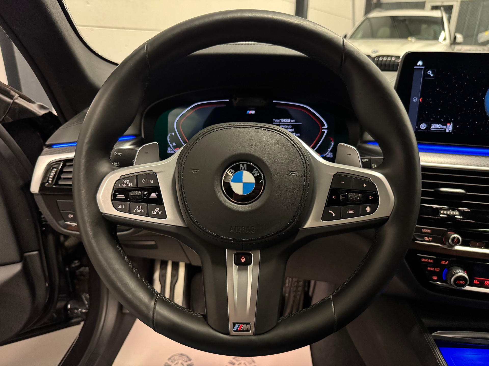 BMW 540d xDrive 48V Touring M Sport Steptronic-image-24