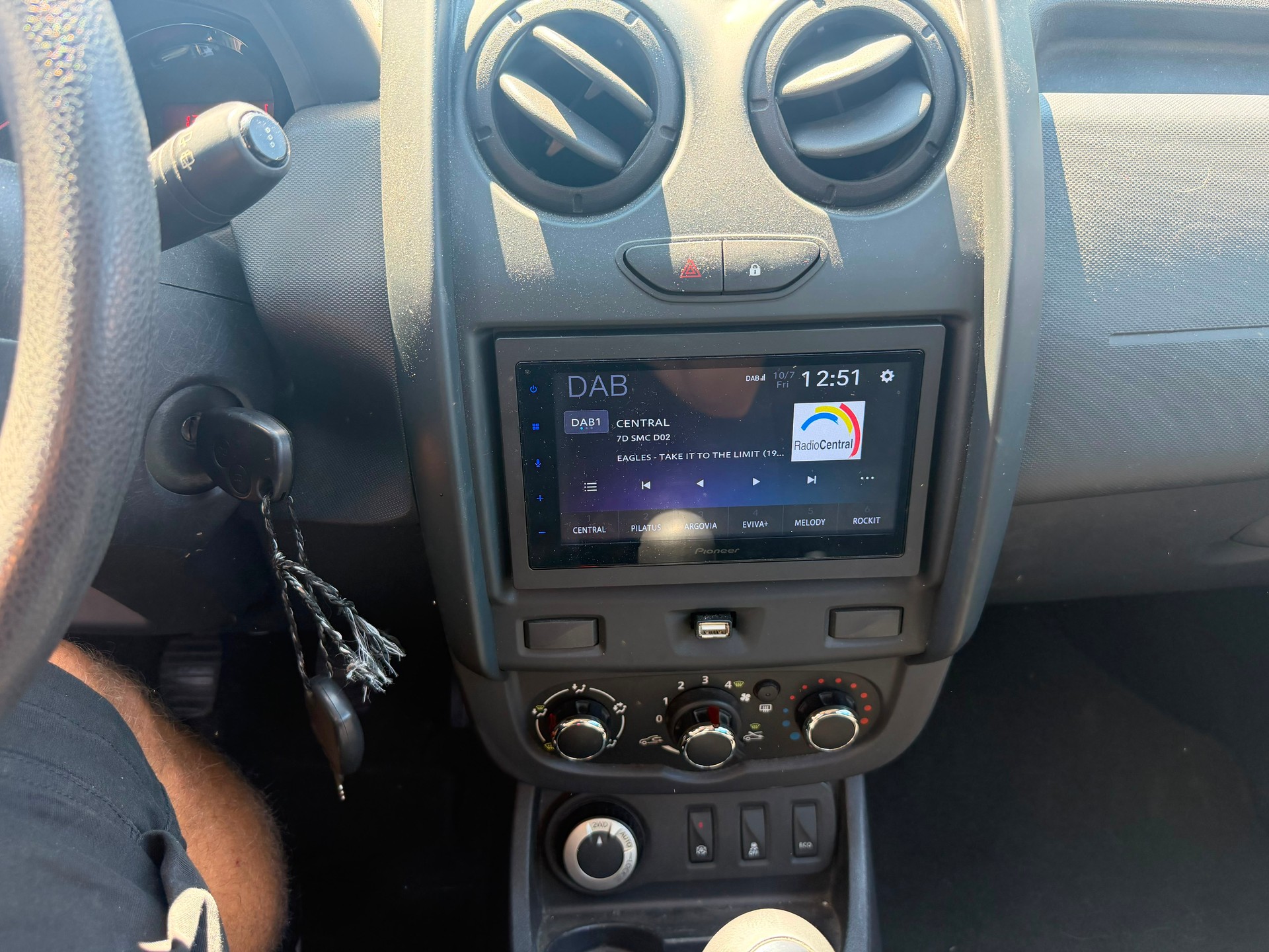 DACIA Duster 1.6 Celebration 4x4-image-8