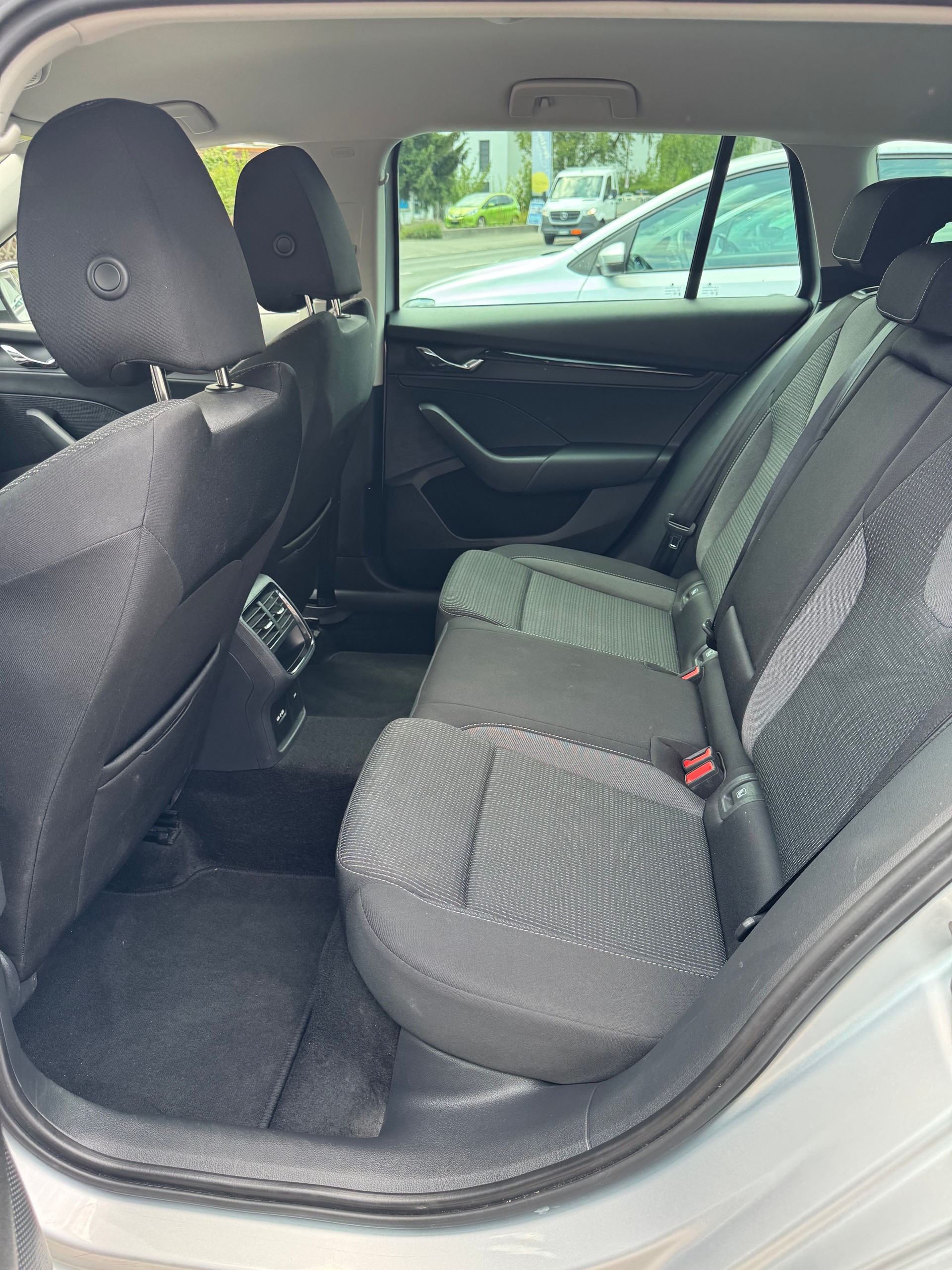 SKODA Octavia Combi 2.0 TDI DSG Ambition 4x4-image-29