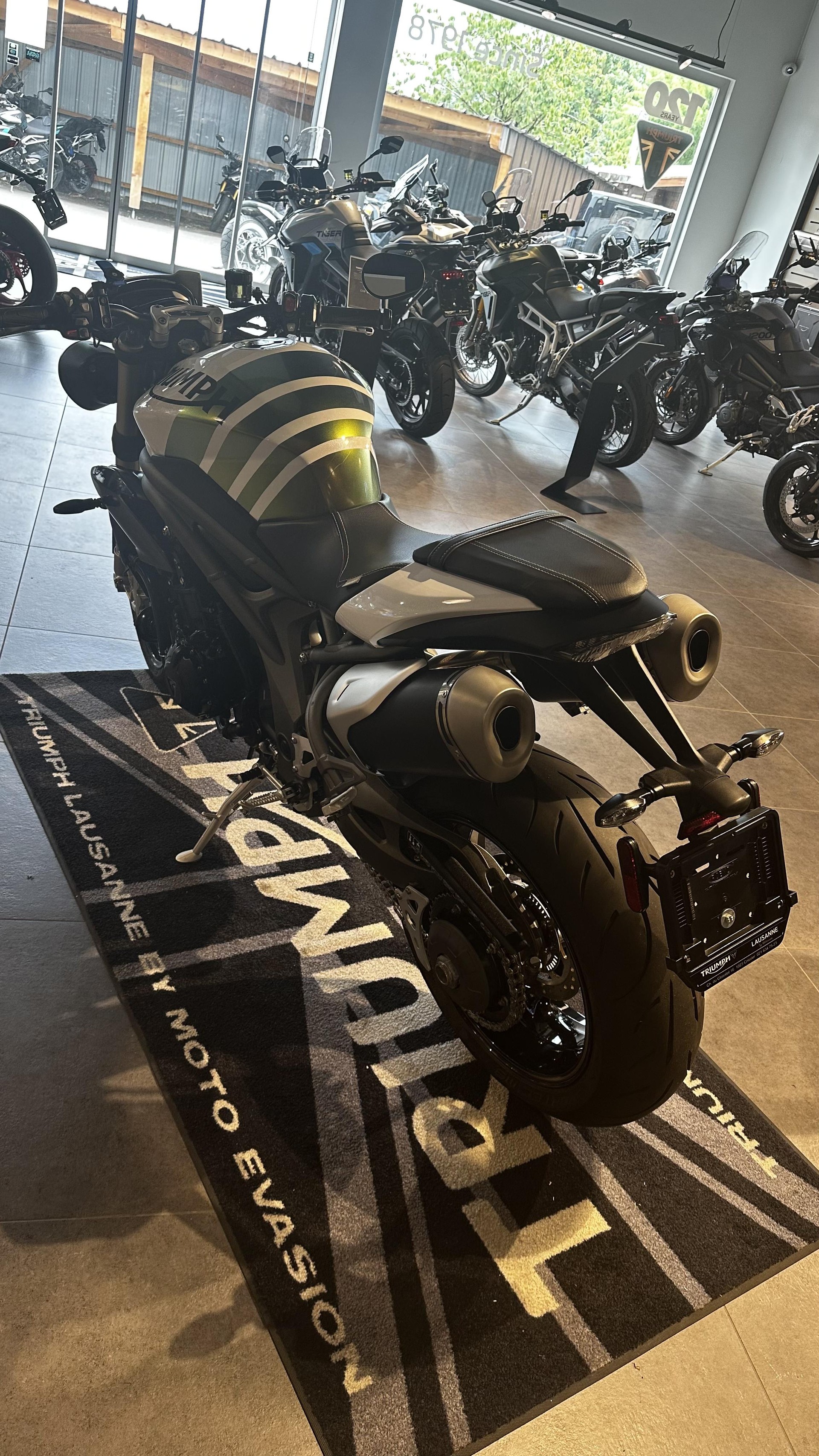 TRIUMPH Speed Triple S 1050 ABS-showroom-element-3