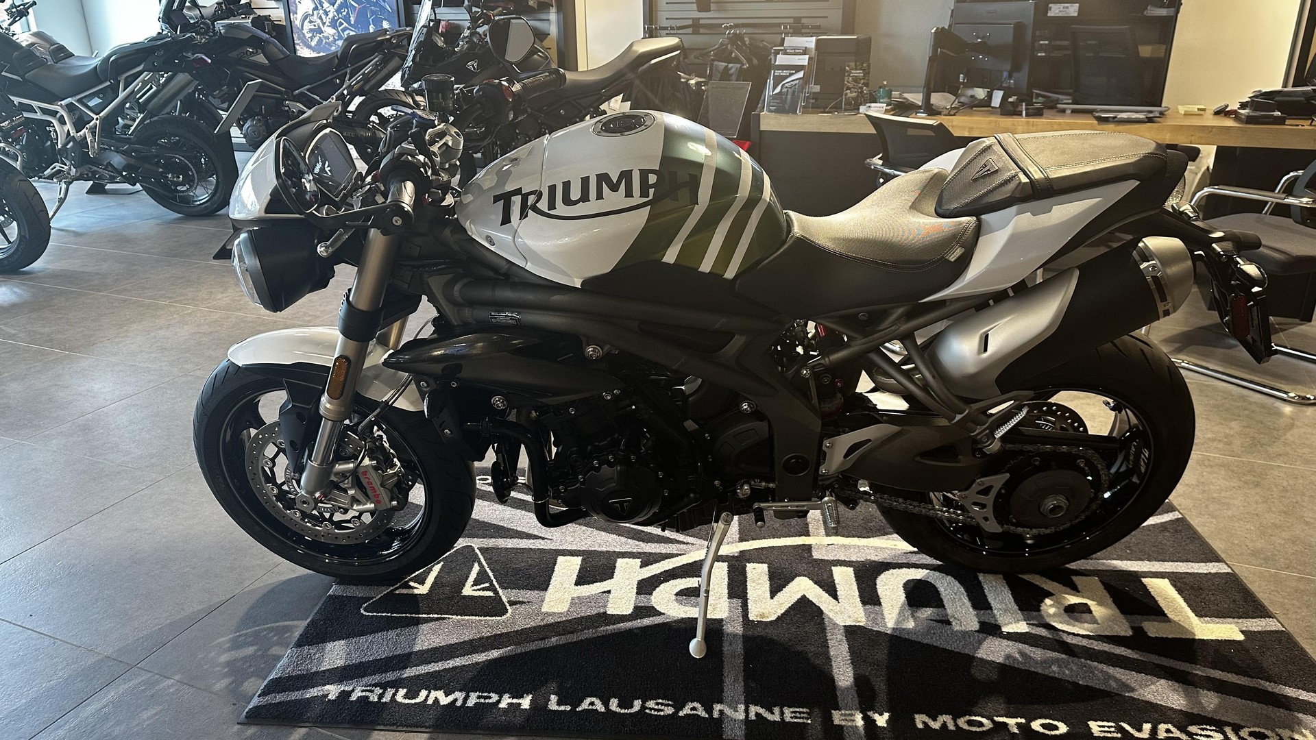 TRIUMPH Speed Triple S 1050 ABS-showroom-element-1