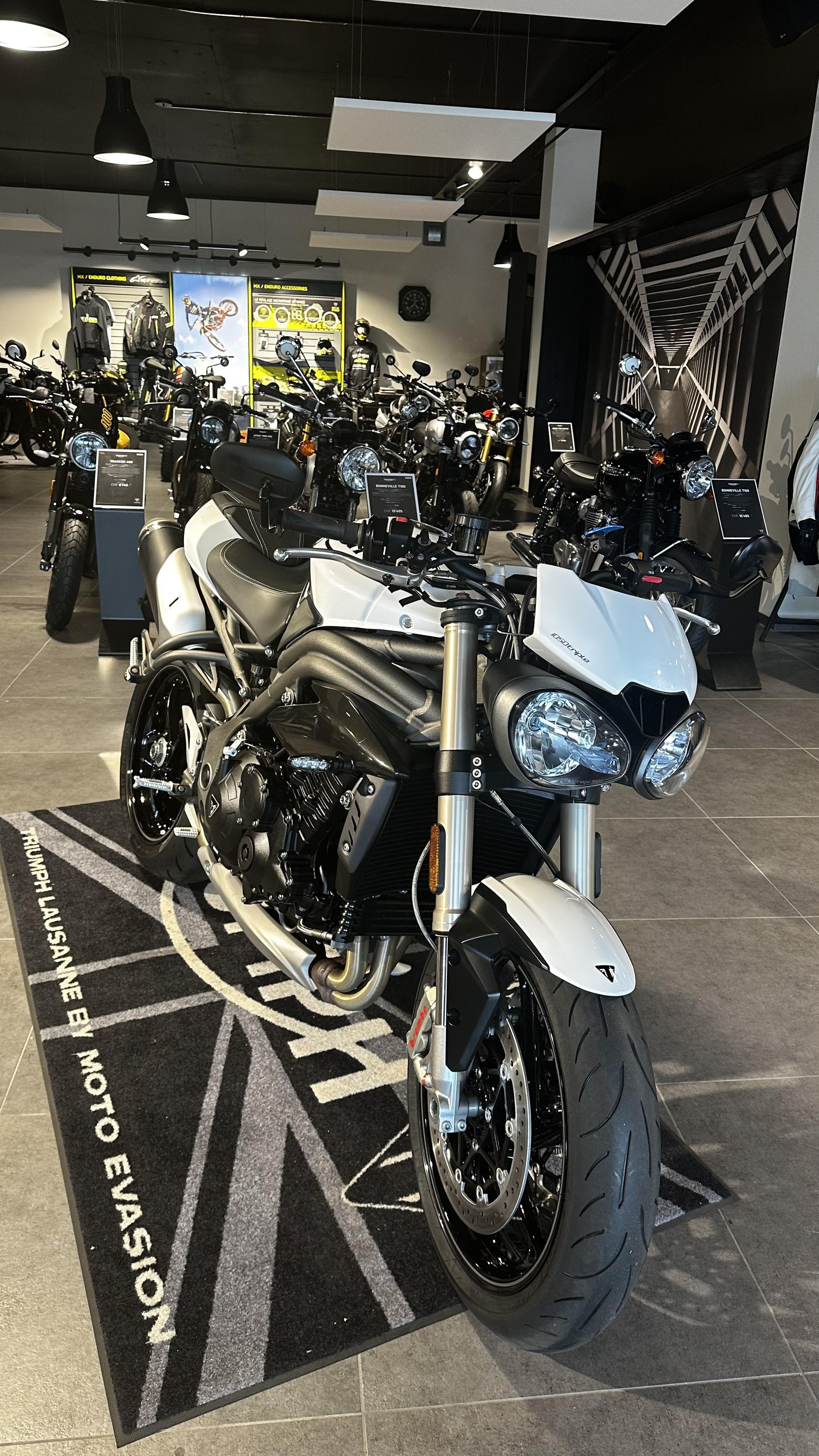 TRIUMPH Speed Triple S 1050 ABS-showroom-element-2